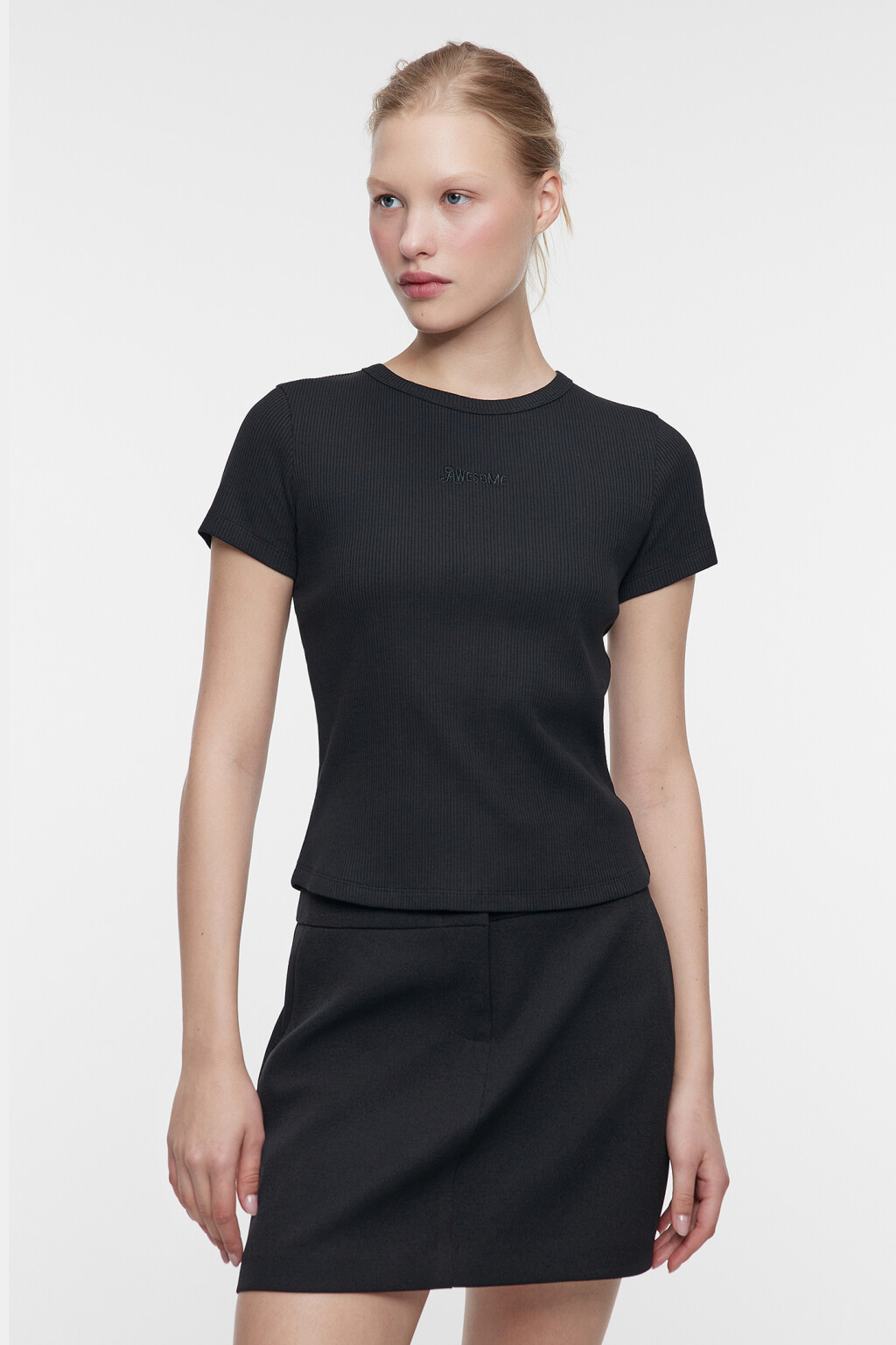 Футболка-топ хлопковая облегающая в рубчик с вышивкой - цвет черный - 2