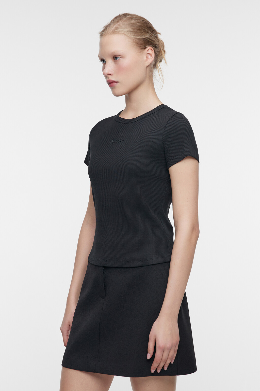 Футболка-топ хлопковая облегающая в рубчик с вышивкой - цвет черный - 3