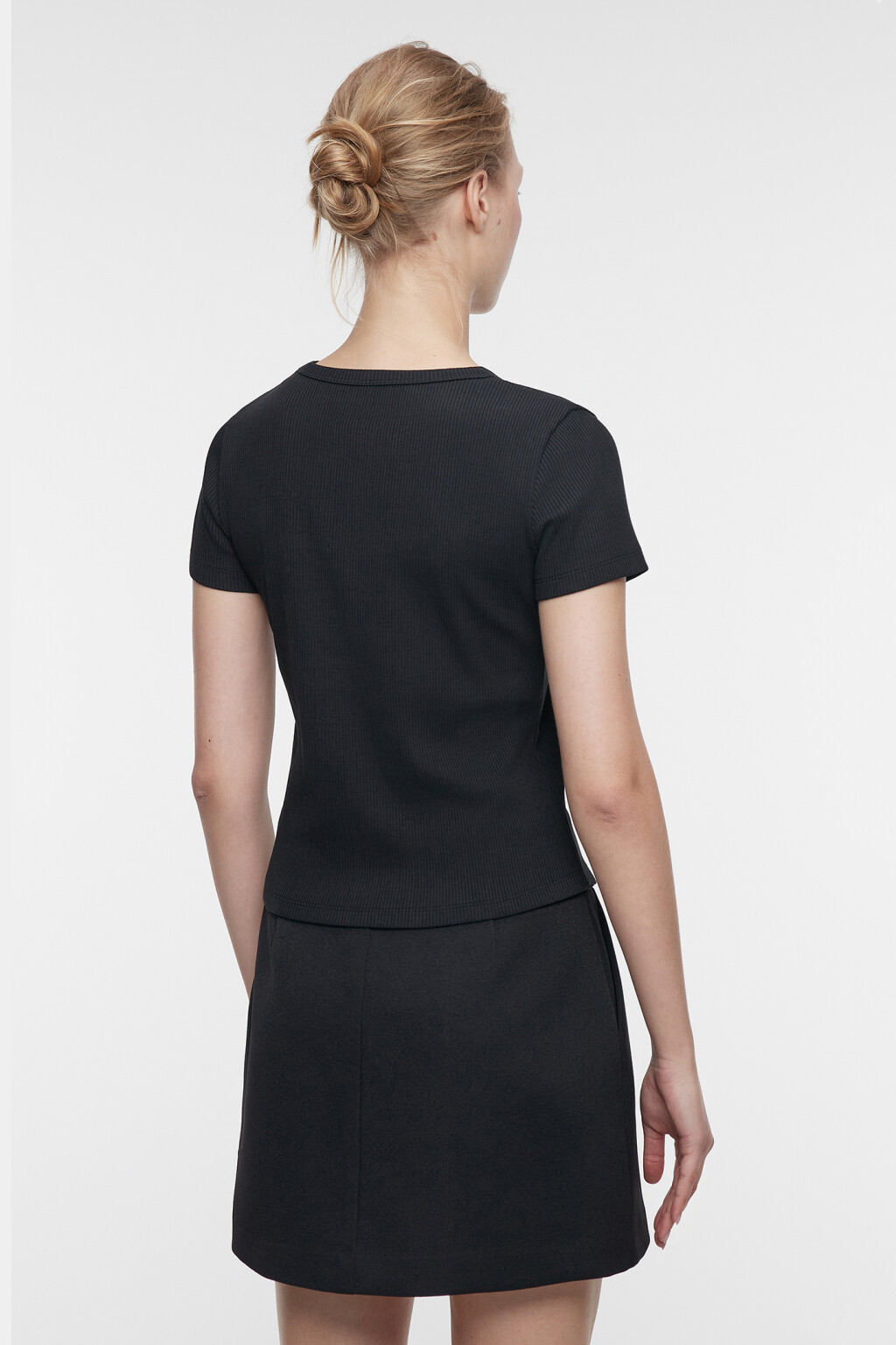 Футболка-топ хлопковая облегающая в рубчик с вышивкой - цвет черный - 4