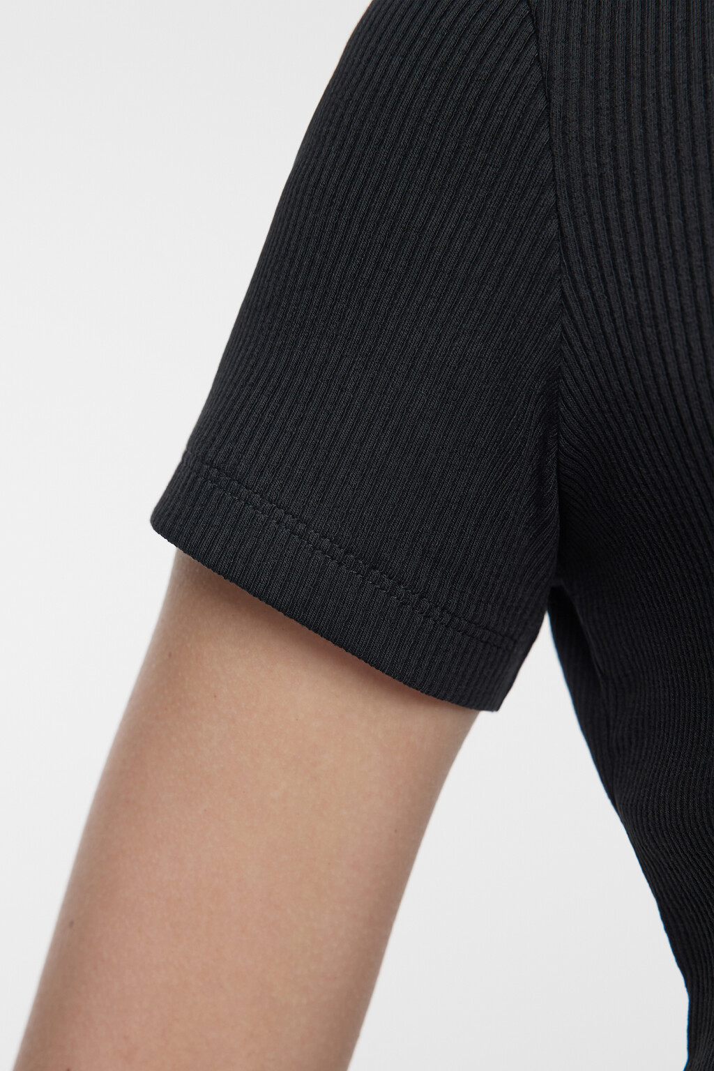 Футболка-топ хлопковая облегающая в рубчик с вышивкой - цвет черный - 7