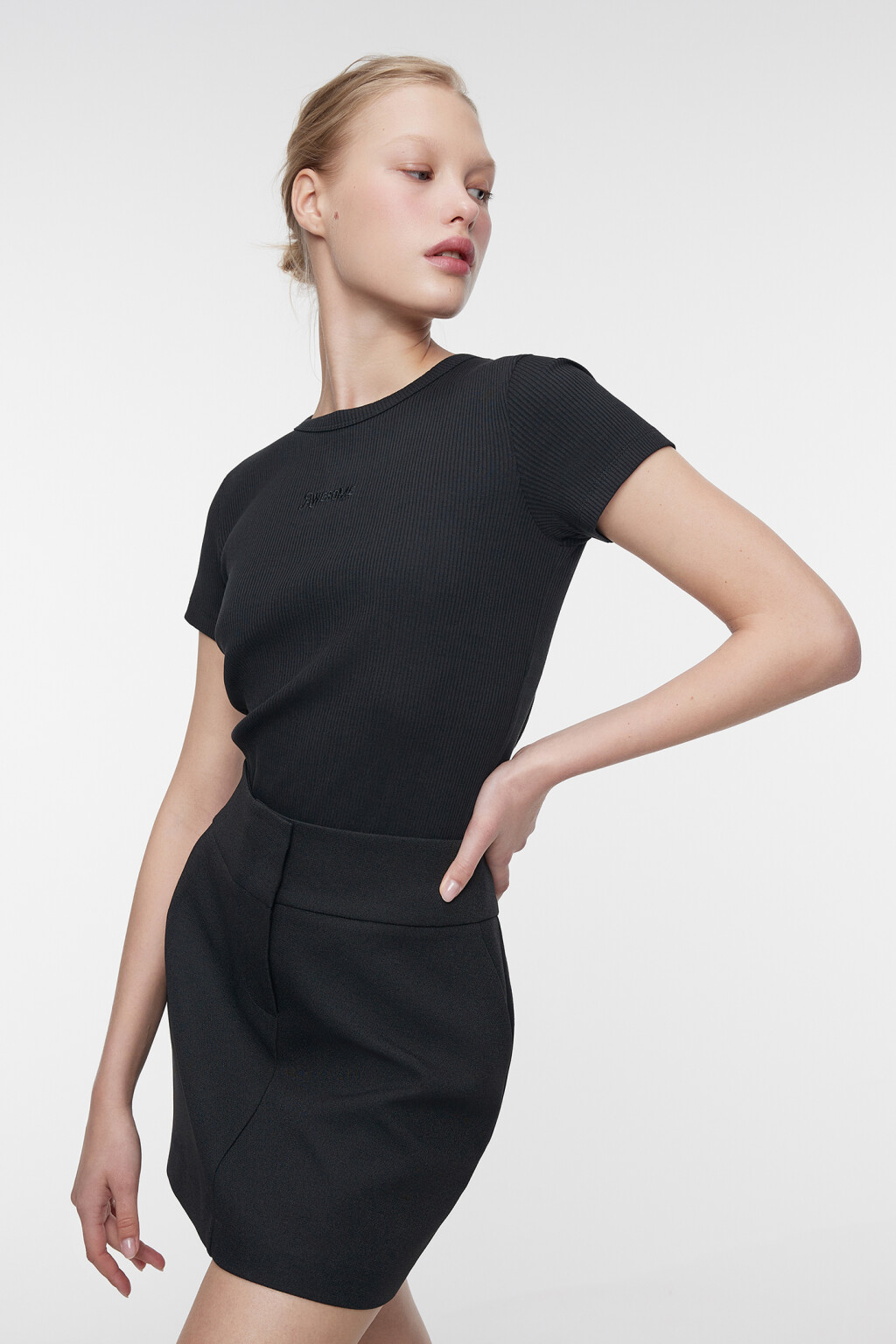 Футболка-топ хлопковая облегающая в рубчик с вышивкой - цвет черный - 1