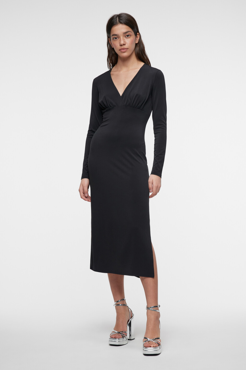 Платье миди облегающее с запахом на груди и разрезом - цвет черный - 1