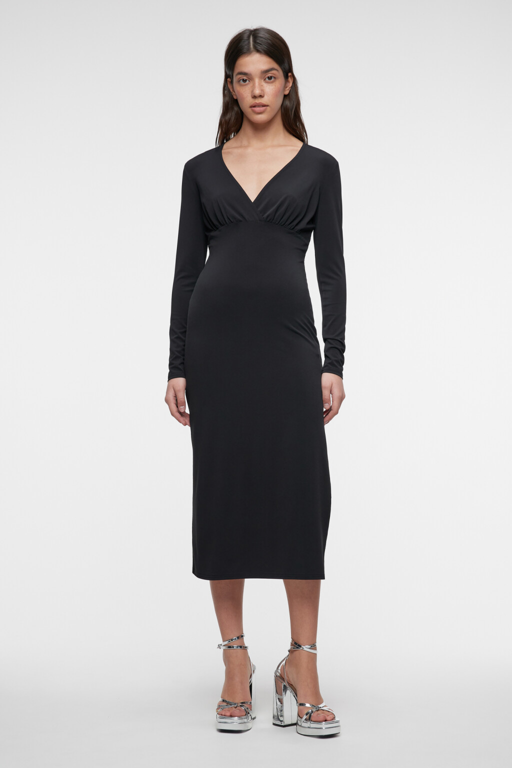 Платье миди облегающее с запахом на груди и разрезом - цвет черный - 4