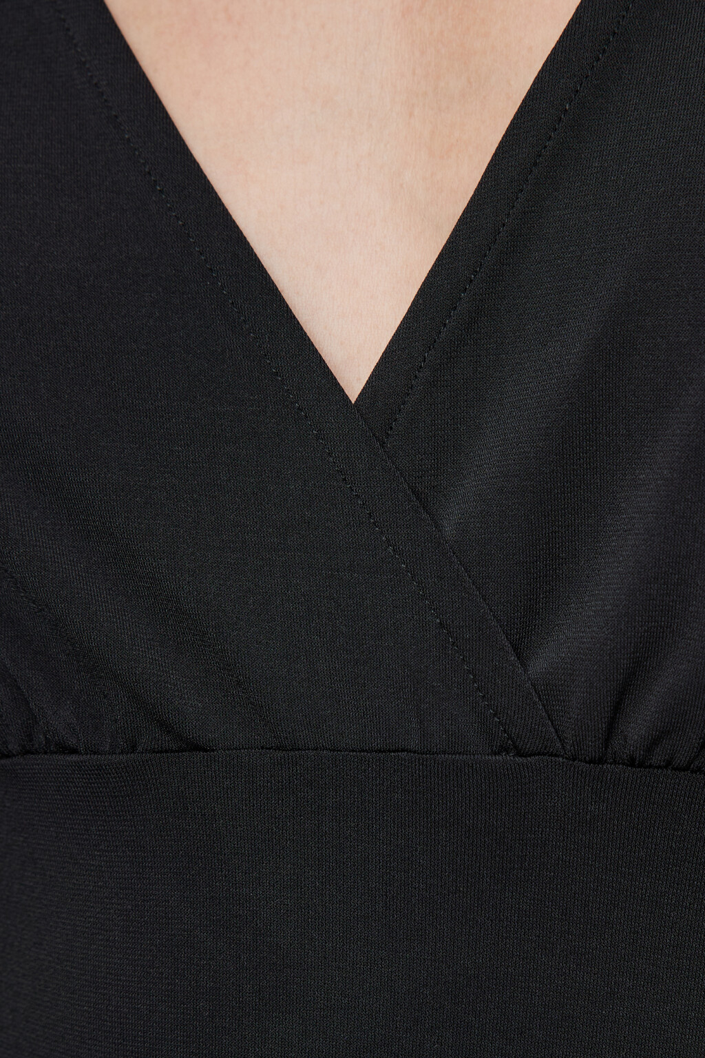 Платье миди облегающее с запахом на груди и разрезом - цвет черный - 5