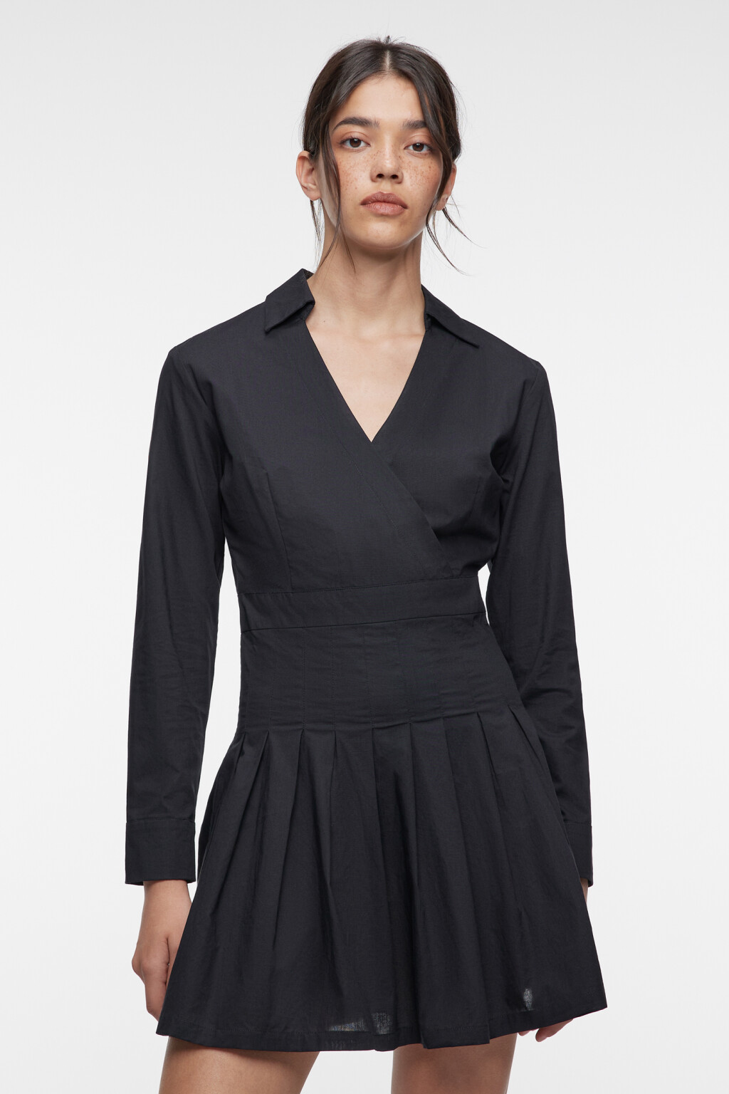 Платье мини приталенное с отложным воротником и запахом - цвет черный - 1