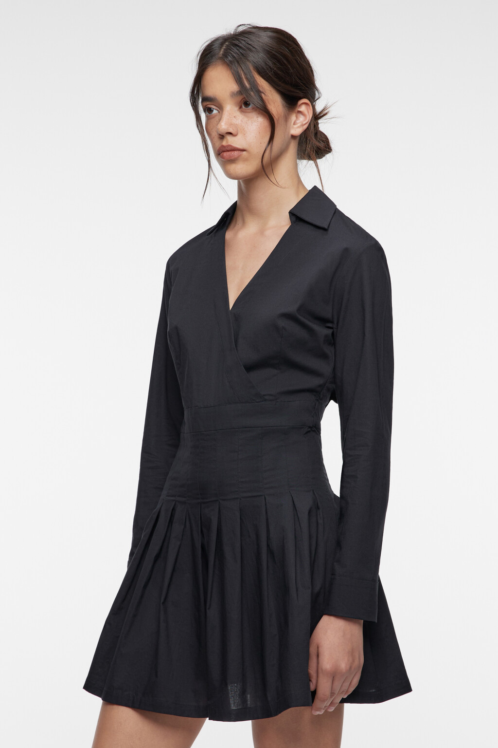 Платье мини приталенное с отложным воротником и запахом - цвет черный - 2