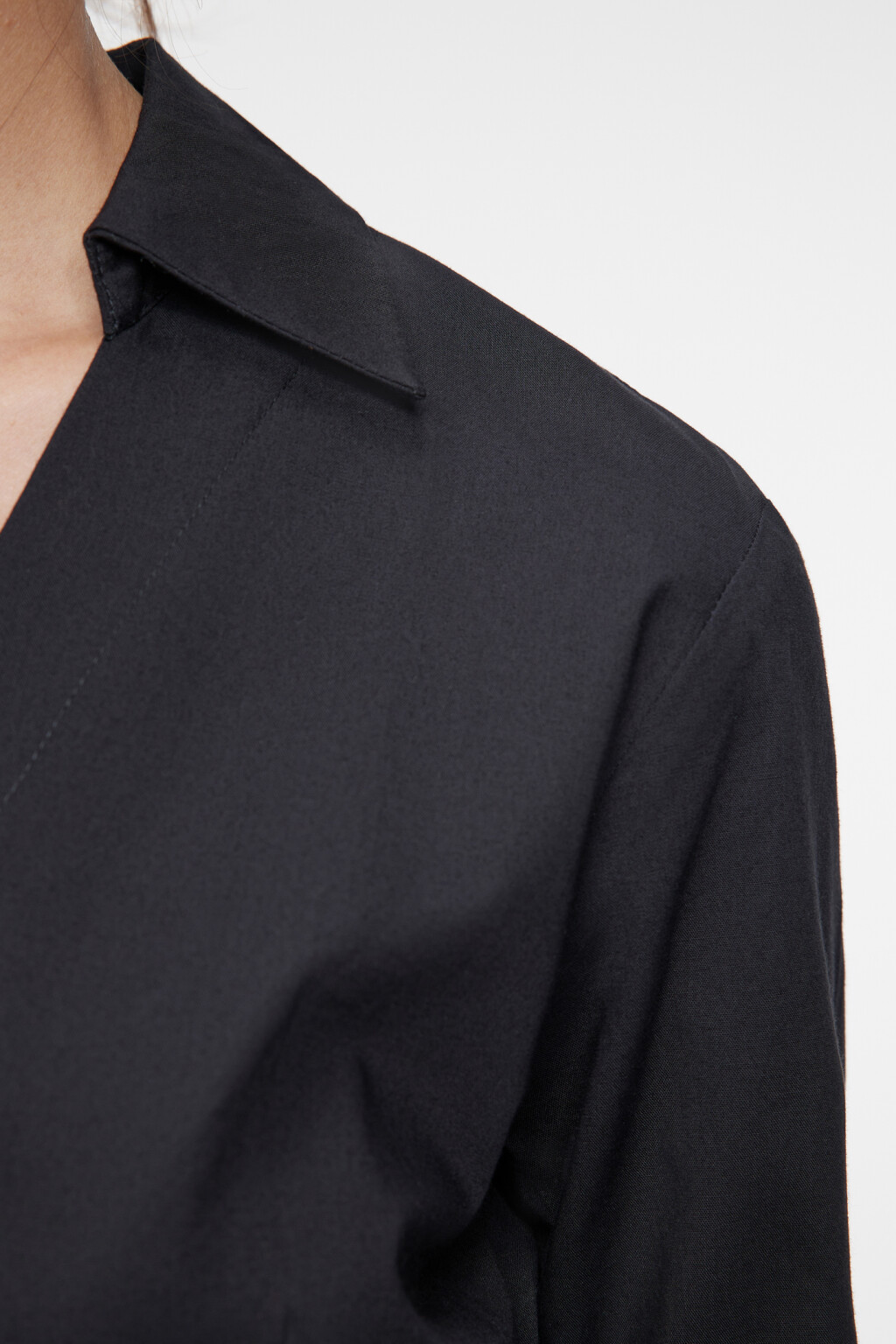 Платье мини приталенное с отложным воротником и запахом - цвет черный - 5