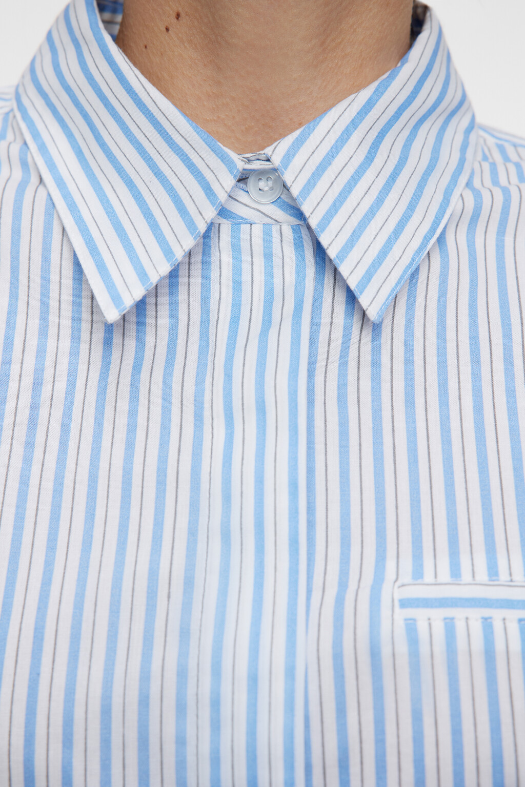 Блузка-рубашка хлопковая укороченная с потайным карманом - цвет голубой - 5