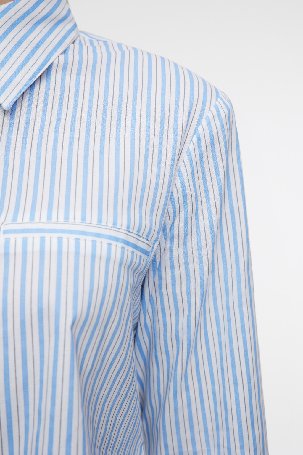 Блузка-рубашка хлопковая укороченная с потайным карманом - цвет голубой - 6