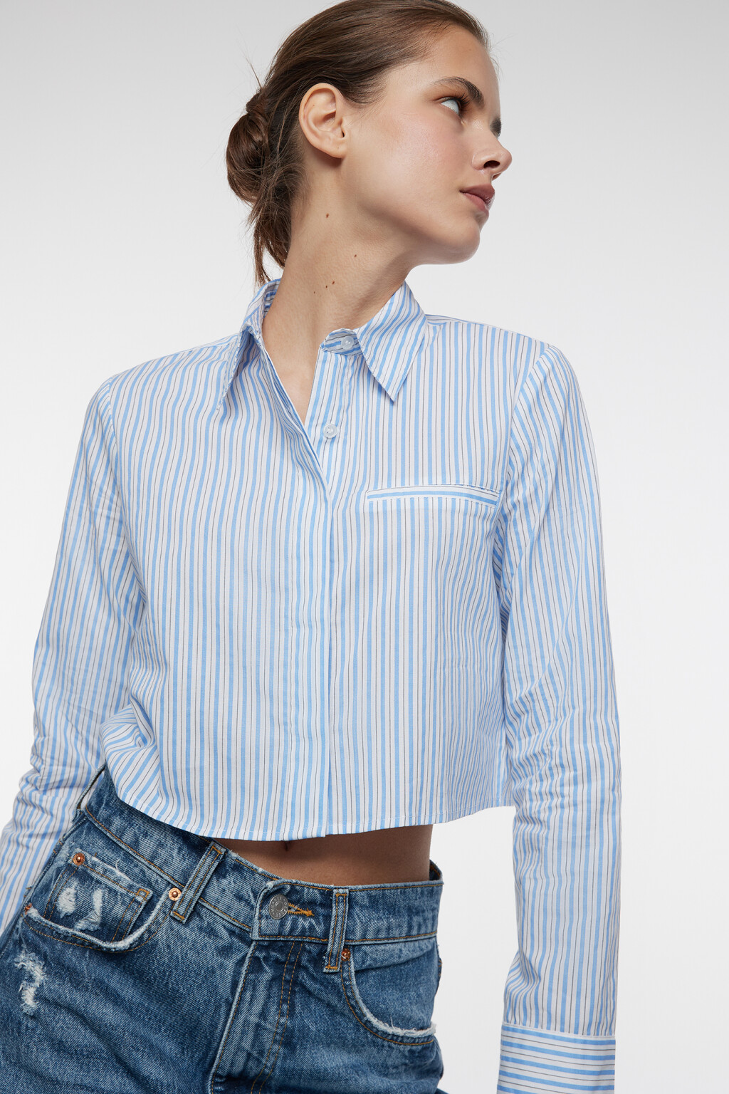 Блузка-рубашка хлопковая укороченная с потайным карманом - цвет голубой - 7