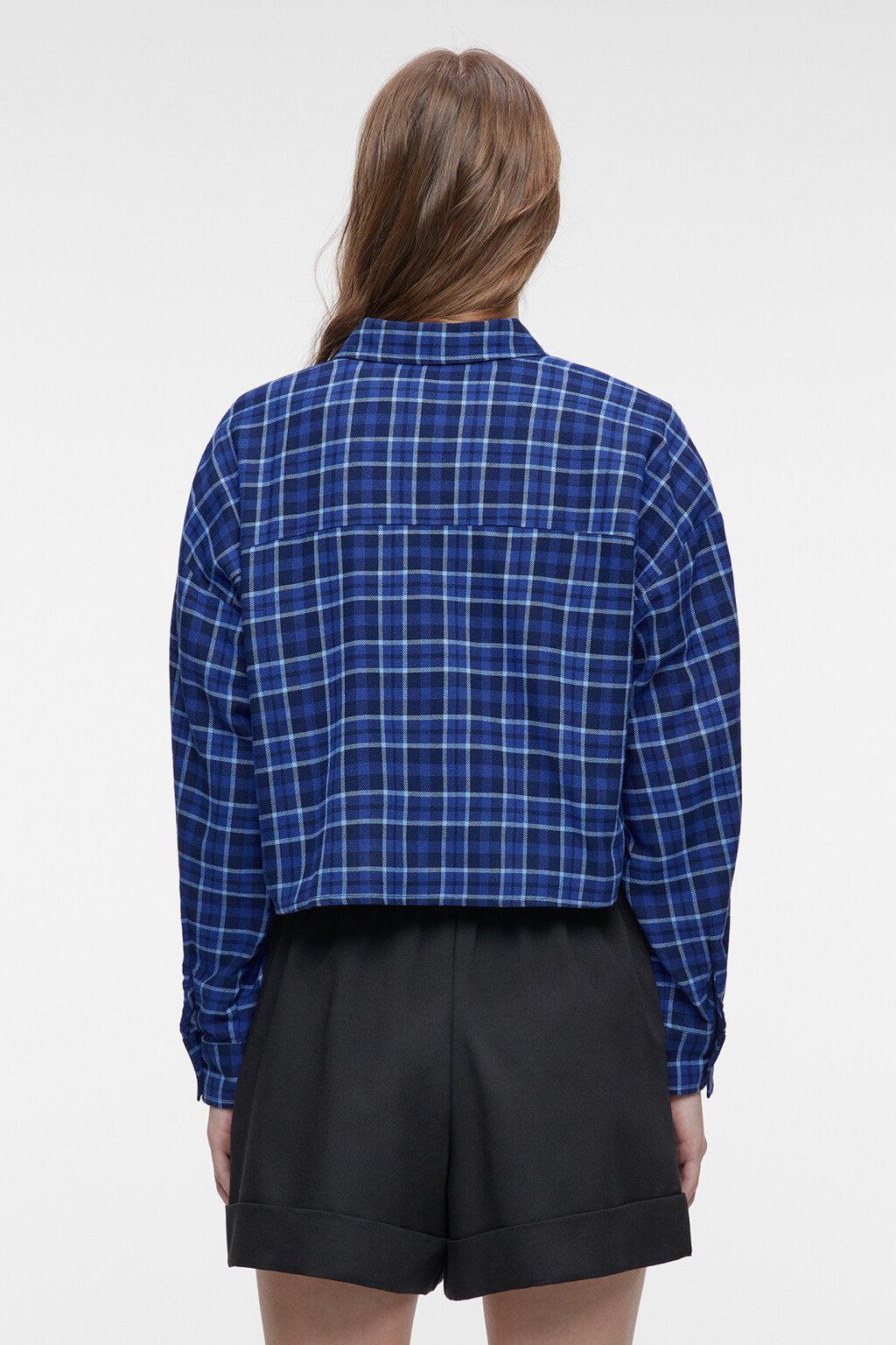 Рубашка фланелевая укороченная с принтом в клетку - цвет голубой - 4