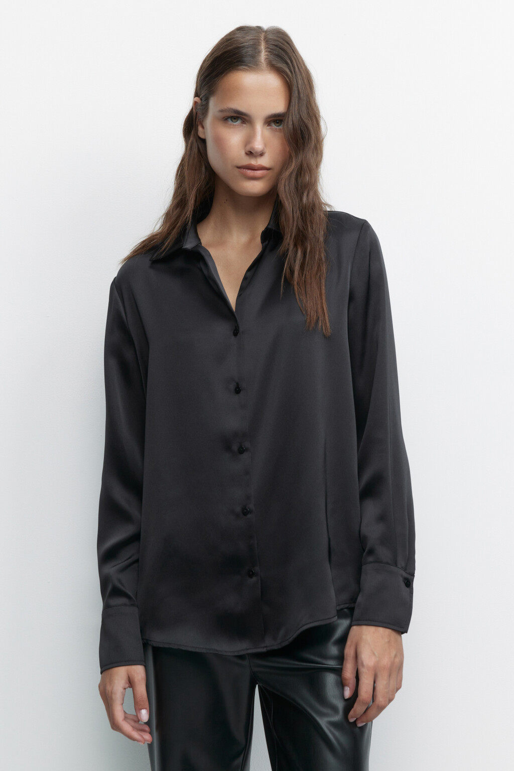 Блузка-рубашка oversize атласная с V-вырезом - цвет черный - 2