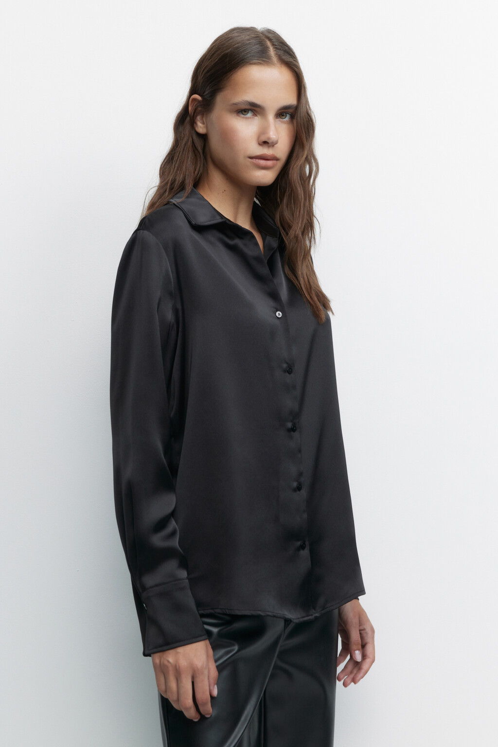 Блузка-рубашка oversize атласная с V-вырезом - цвет черный - 3