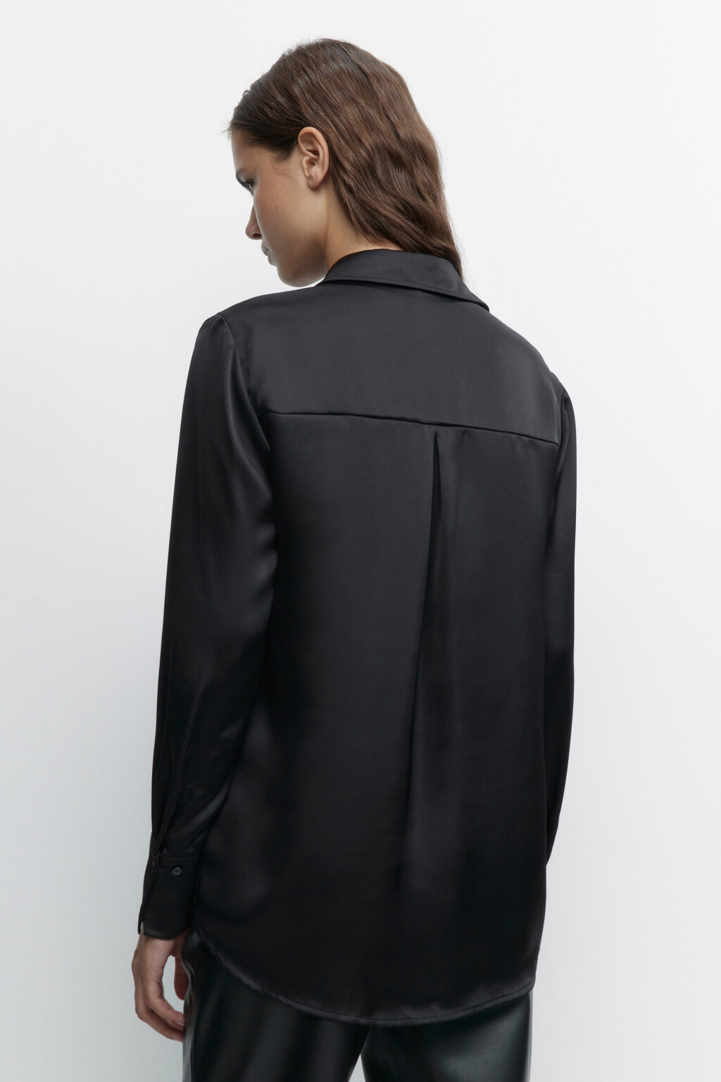 Блузка-рубашка oversize атласная с V-вырезом - цвет черный - 4