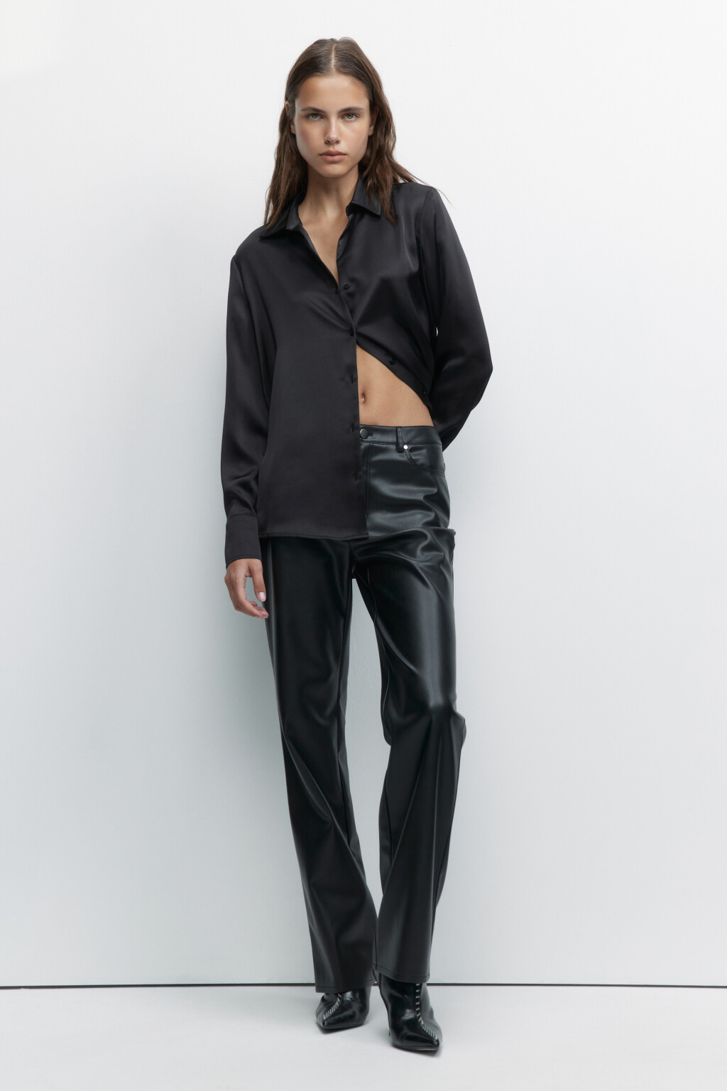Блузка-рубашка oversize атласная с V-вырезом - цвет черный - 1