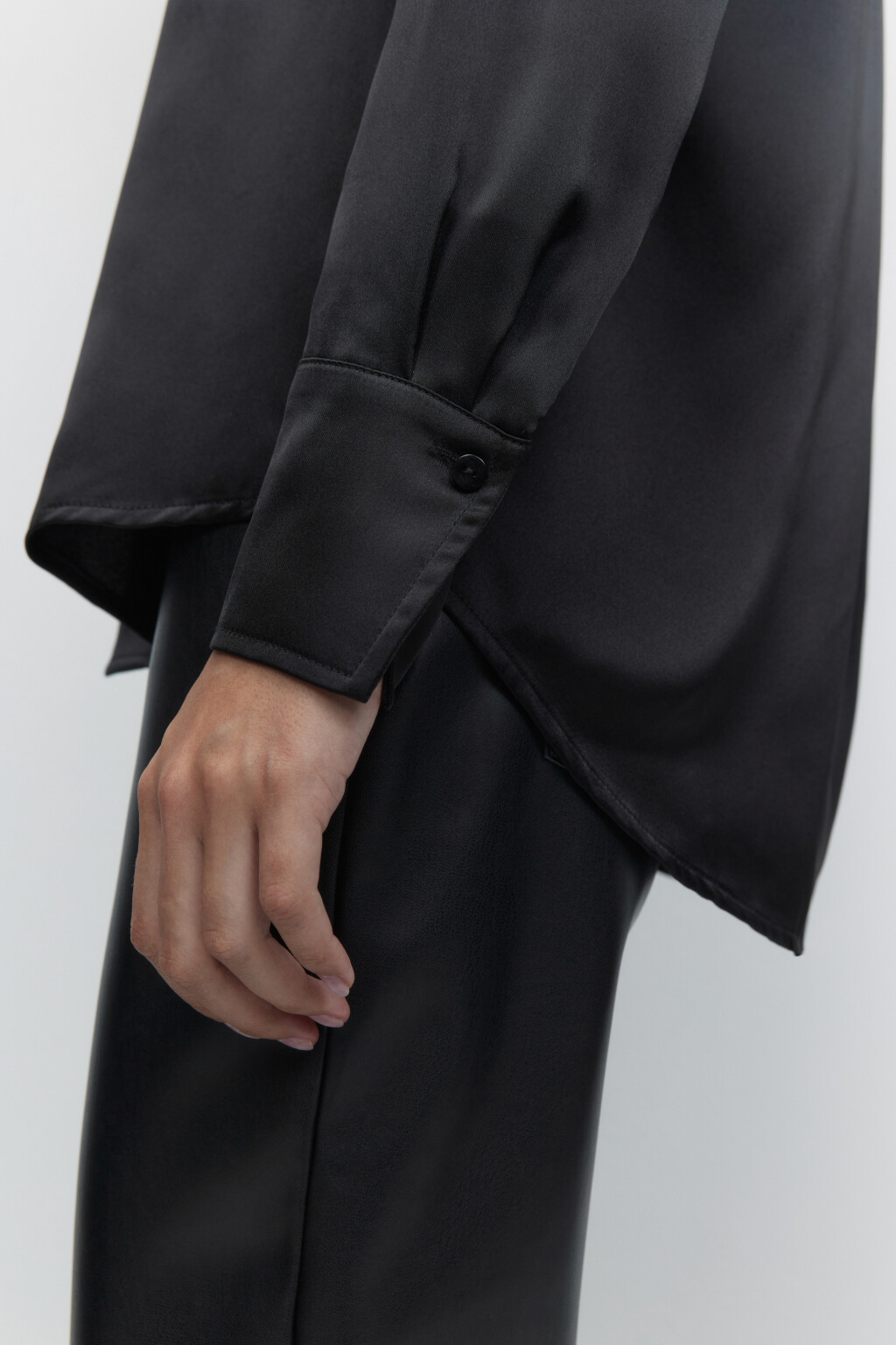 Блузка-рубашка oversize атласная с V-вырезом - цвет черный - 8