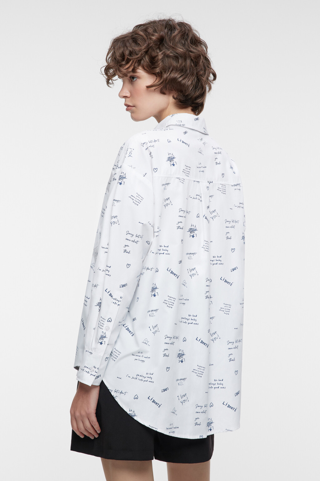 Рубашка oversize хлопковая с рисунками и надписями - цвет белый - 4