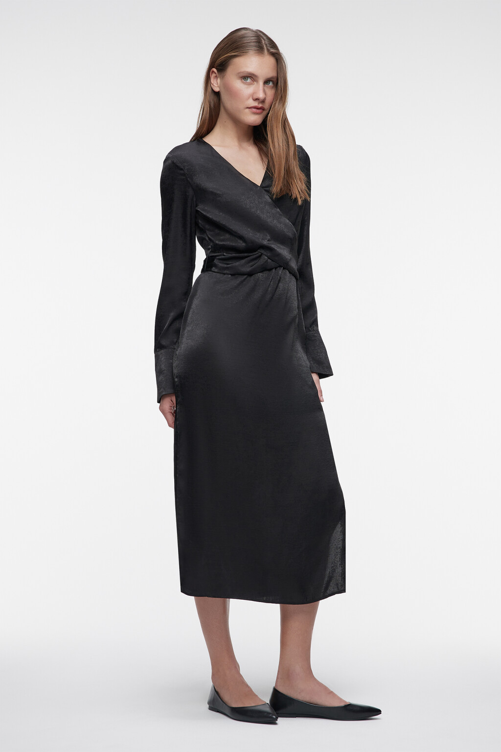 Платье А-силуэта миди с запахом на груди и завязками - цвет черный - 3