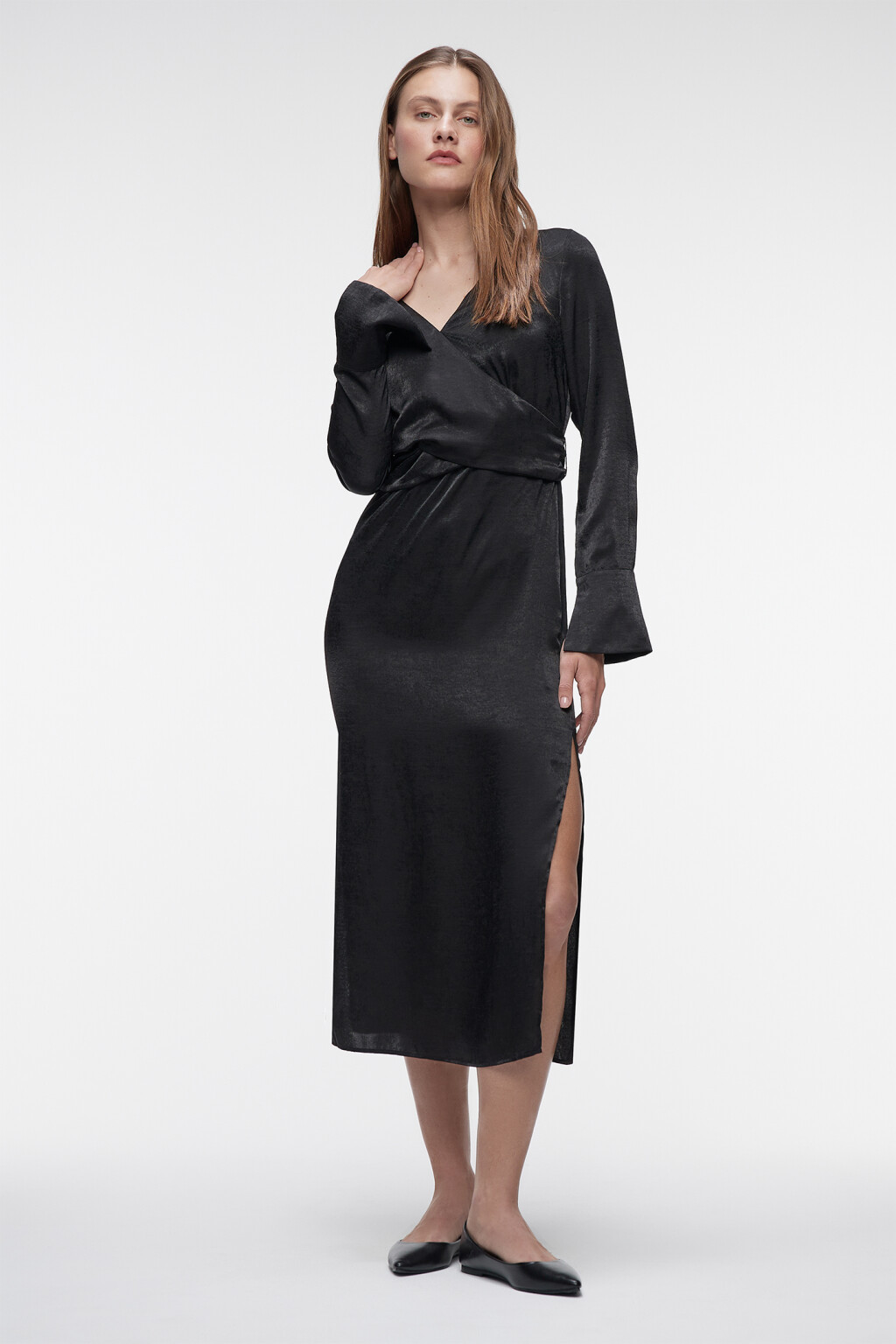 Платье А-силуэта миди с запахом на груди и завязками - цвет черный - 1