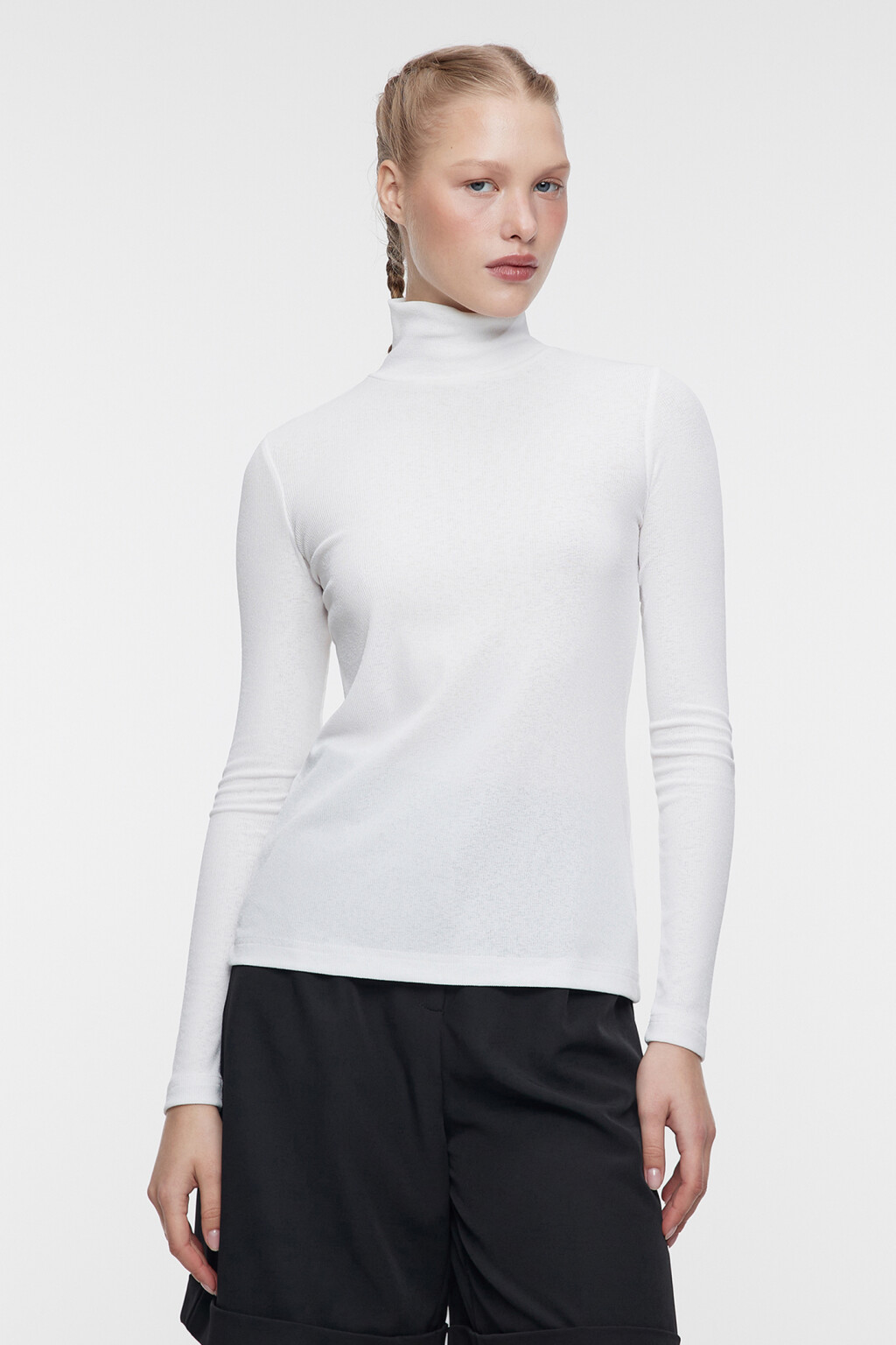 Водолазка в рубчик приталенная с воротником-стойкой - цвет белый - 1