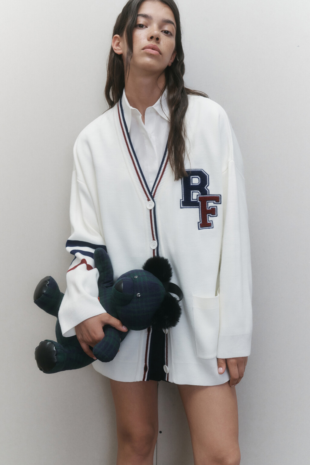 Кардиган oversize жаккардовый с карманами и нашивкой - цвет бежевый - 9