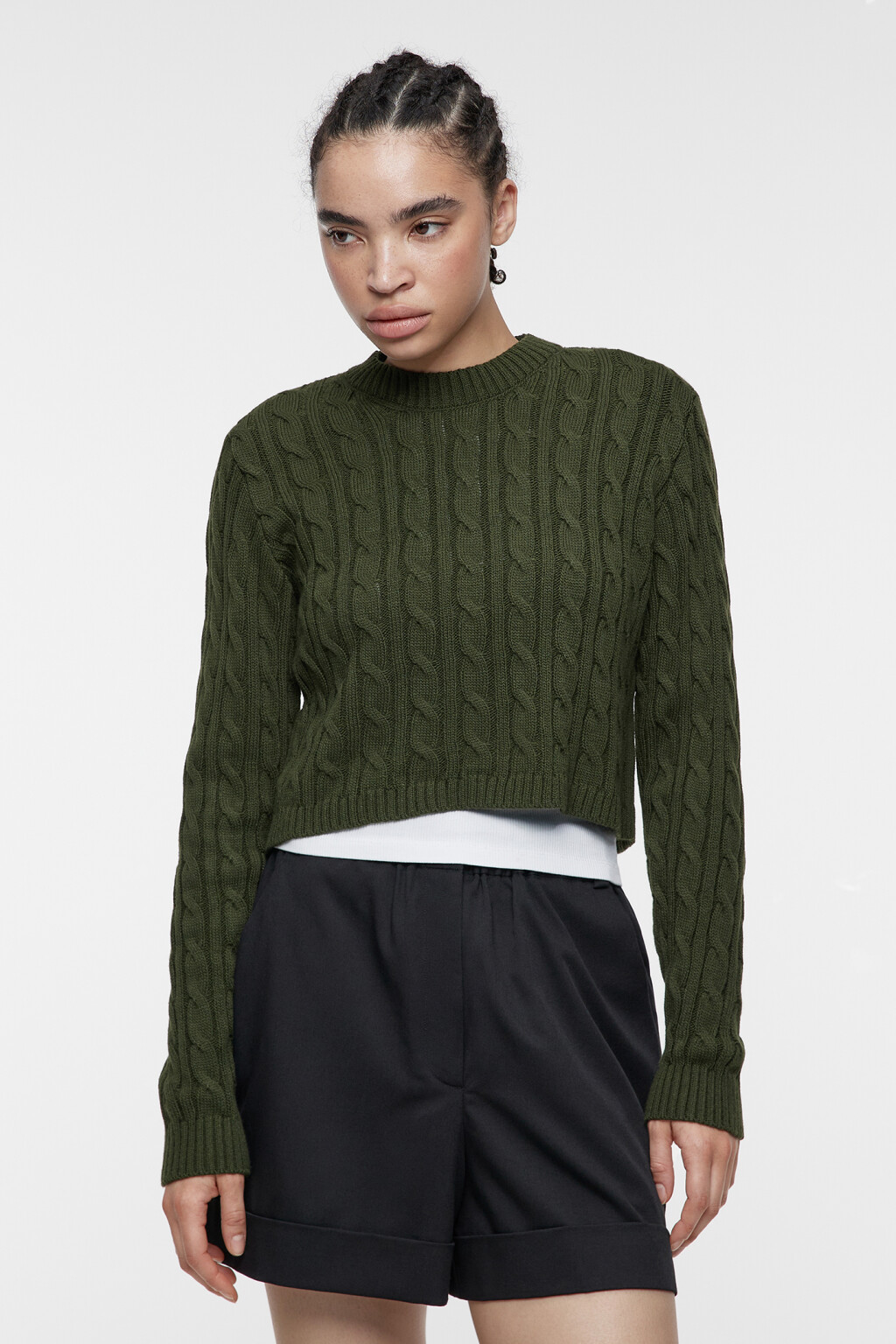 Джемпер вязаный укороченный с узором-косичкой - цвет зеленый - 2