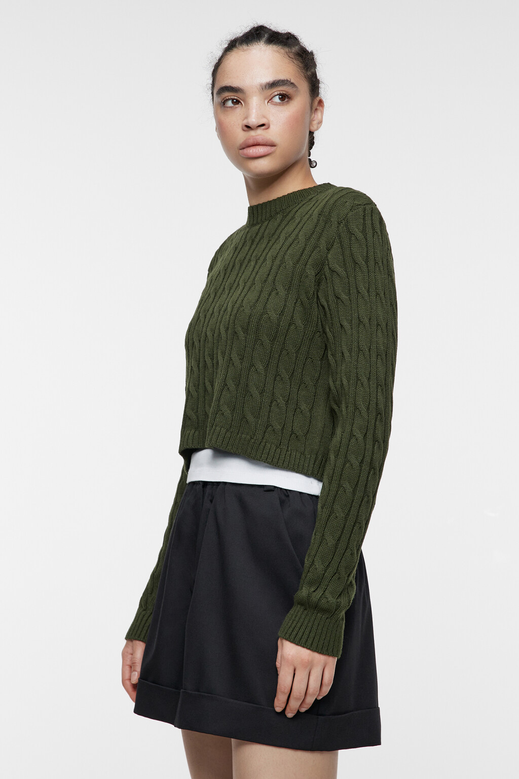 Джемпер вязаный укороченный с узором-косичкой - цвет зеленый - 3