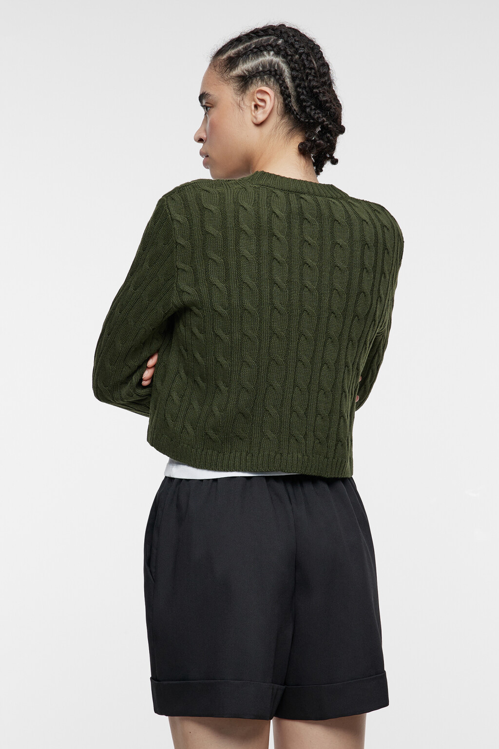 Джемпер вязаный укороченный с узором-косичкой - цвет зеленый - 4