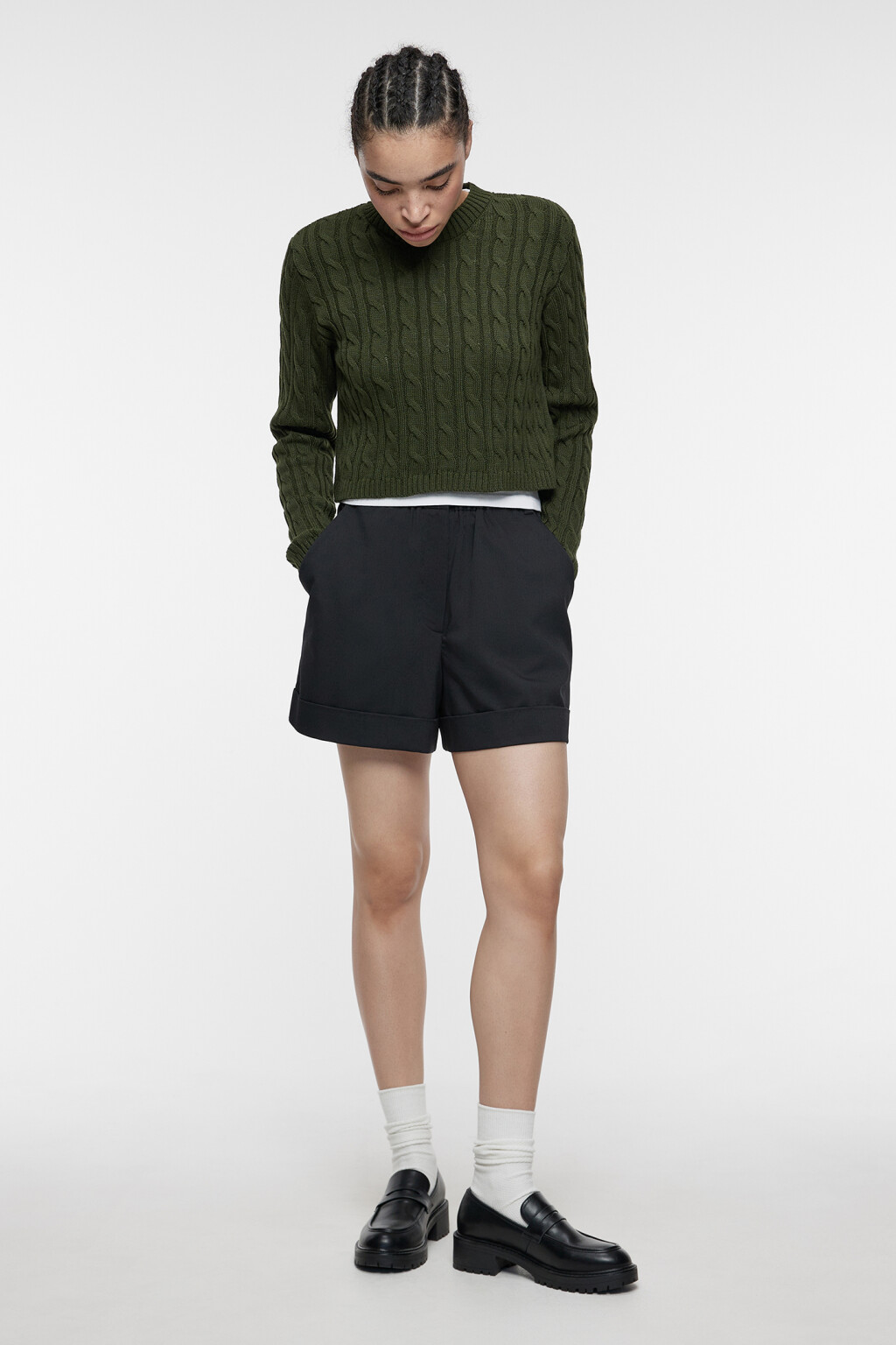 Джемпер вязаный укороченный с узором-косичкой - цвет зеленый - 1