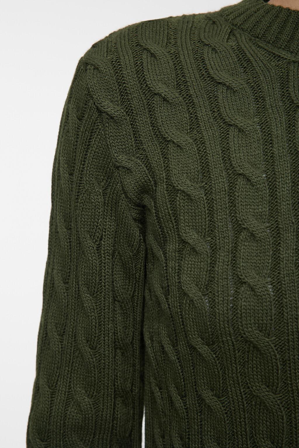 Джемпер вязаный укороченный с узором-косичкой - цвет зеленый - 5