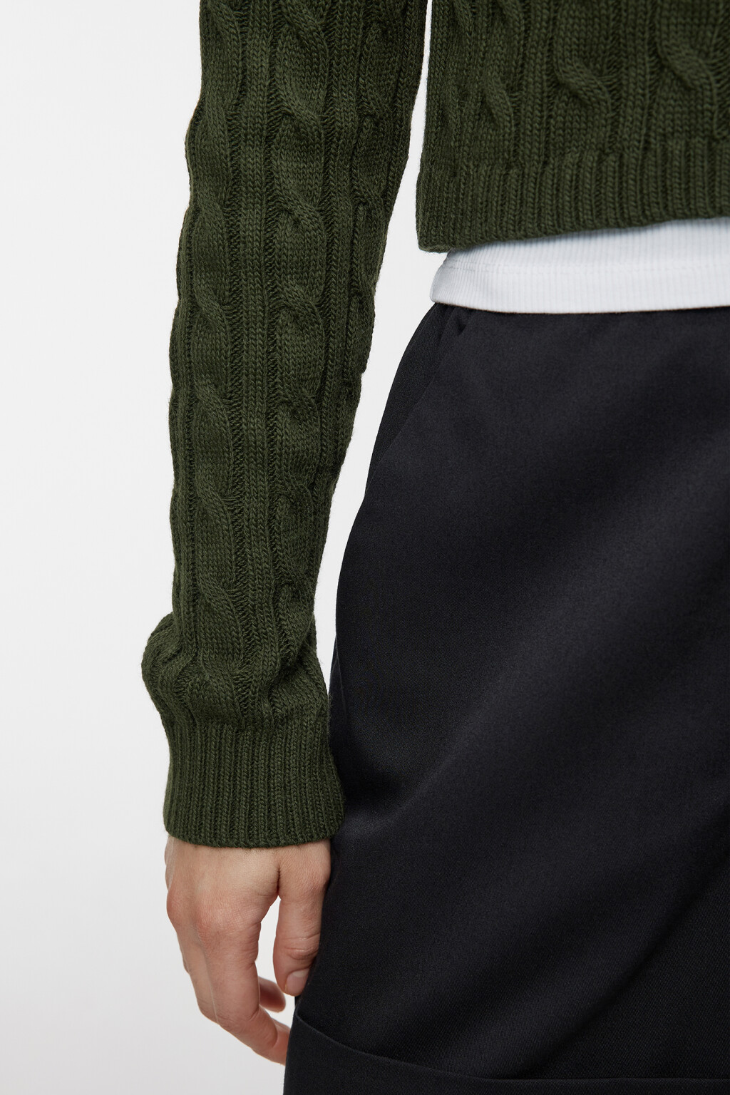 Джемпер вязаный укороченный с узором-косичкой - цвет зеленый - 6