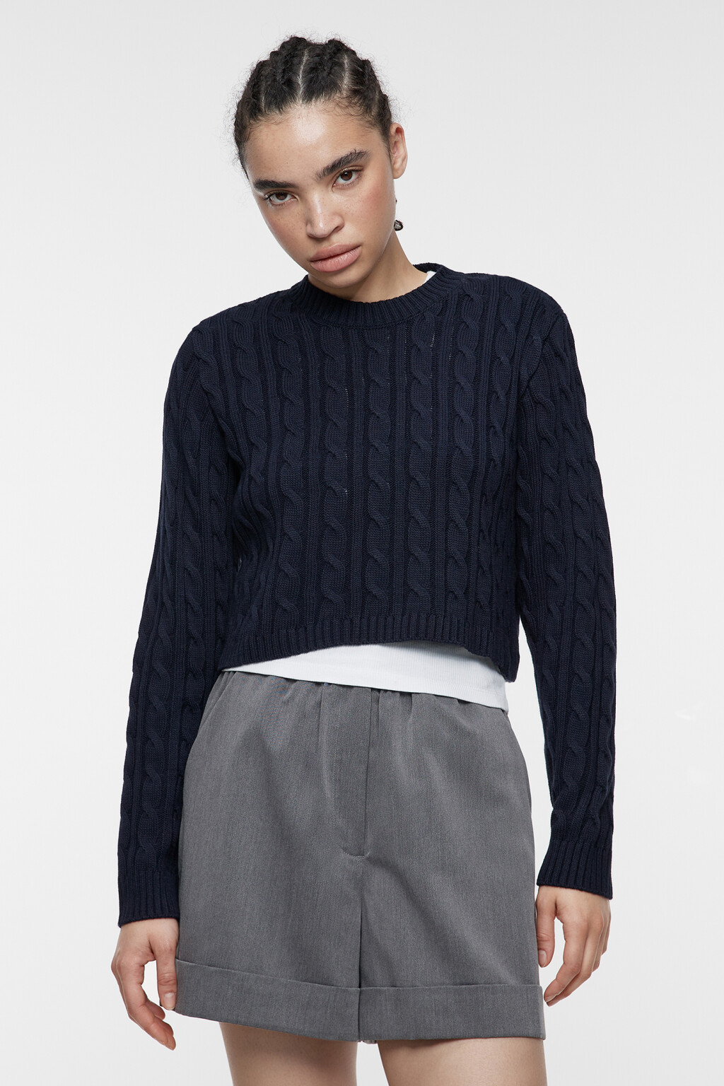 Джемпер вязаный укороченный с узором-косичкой - цвет синий - 2