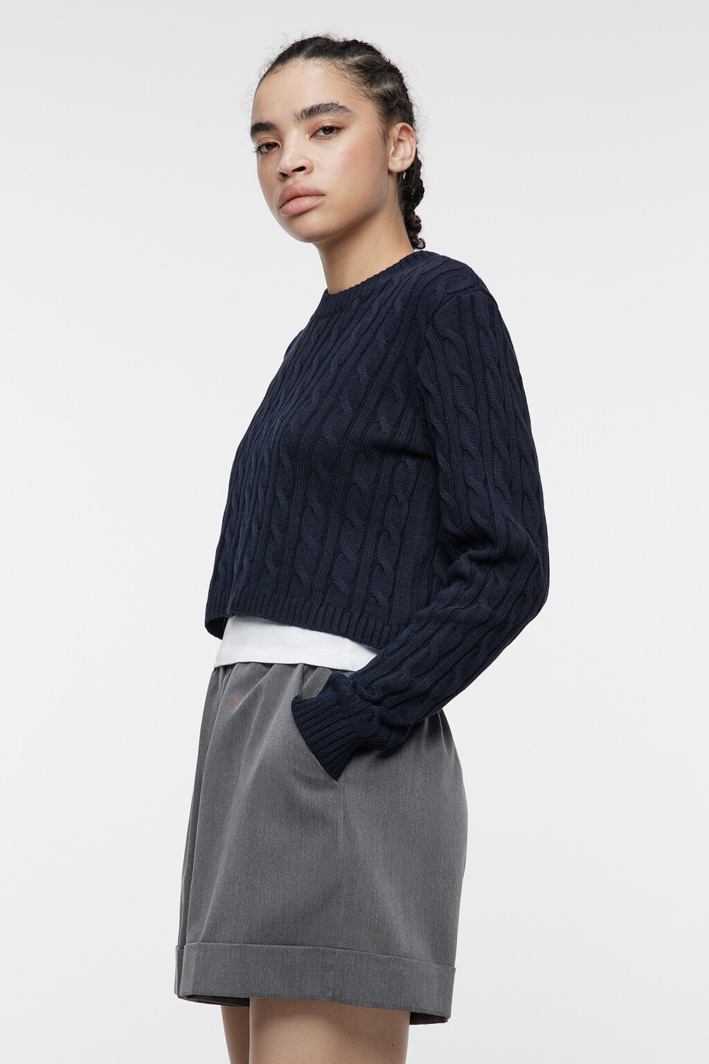 Джемпер вязаный укороченный с узором-косичкой - цвет синий - 3