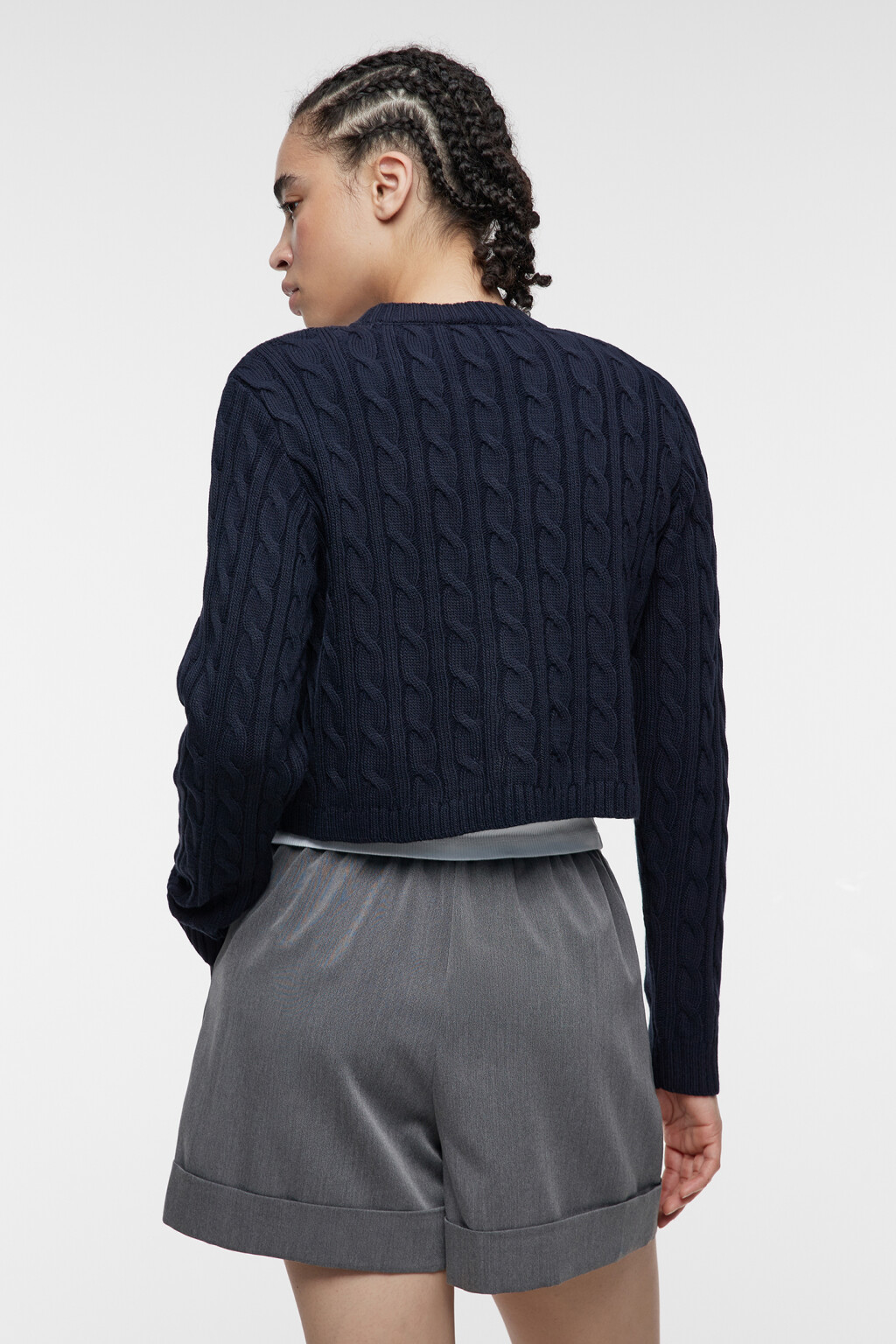 Джемпер вязаный укороченный с узором-косичкой - цвет синий - 4