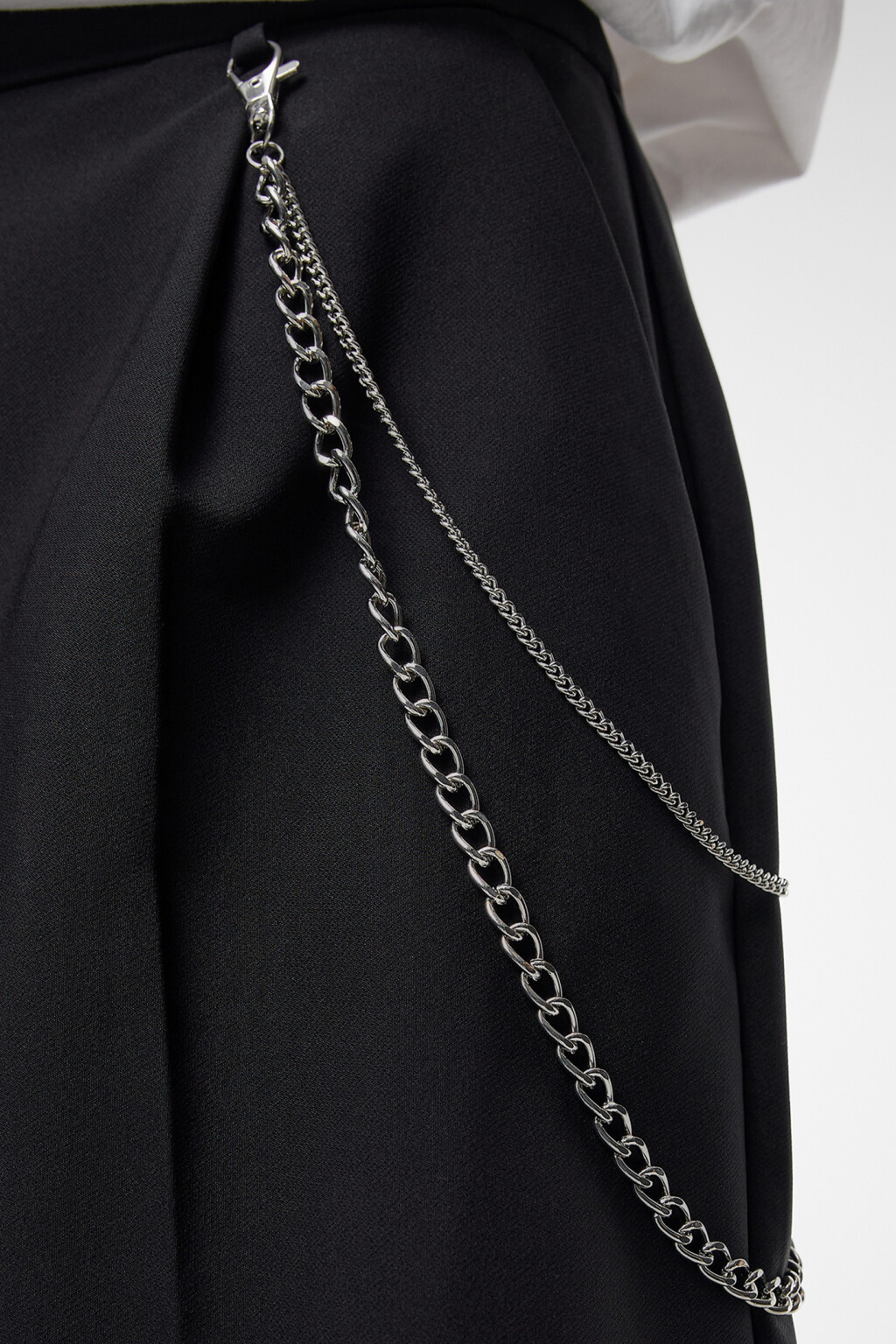 Шорты-бермуды костюмные с металлическими цепями - цвет черный - 5