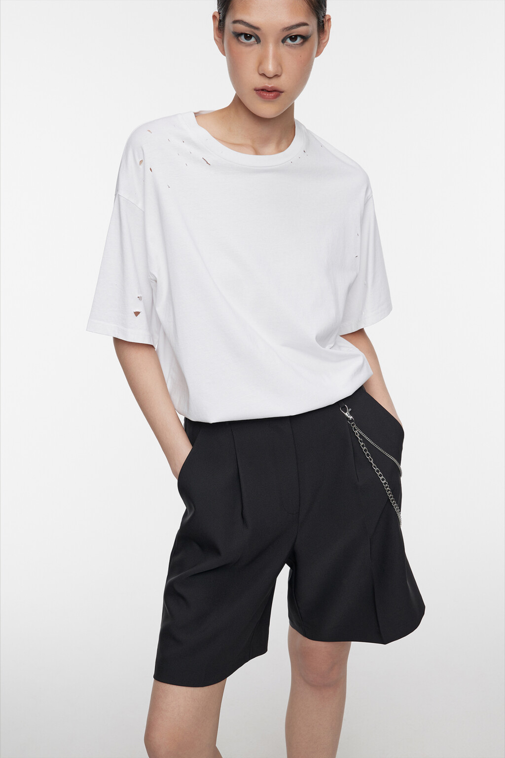 Шорты-бермуды костюмные с металлическими цепями - цвет черный - 6