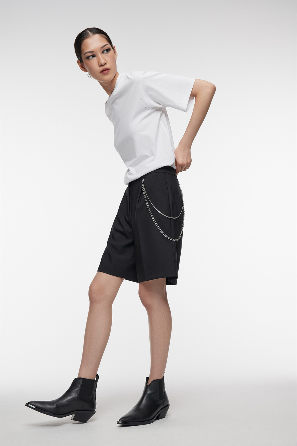 Шорты-бермуды костюмные с металлическими цепями - цвет черный - 7