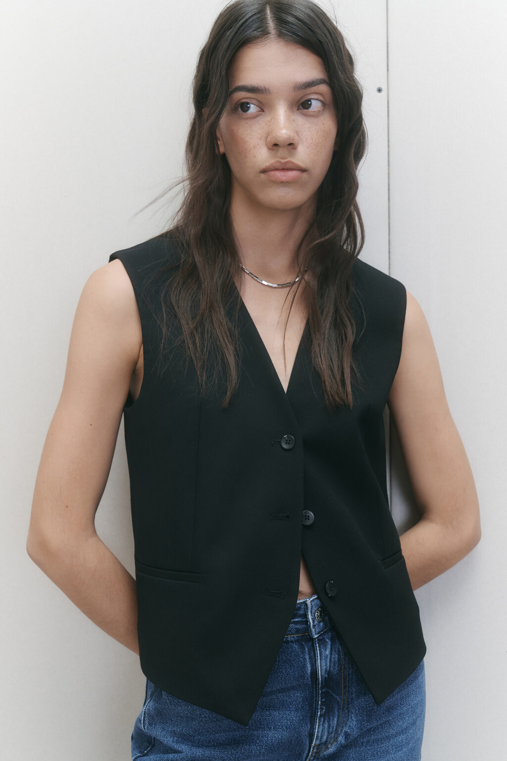 Жилет короткий костюмный с V-образным вырезом - цвет черный - 8