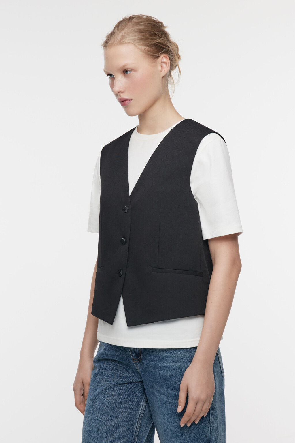 Жилет короткий костюмный с V-образным вырезом - цвет черный - 2