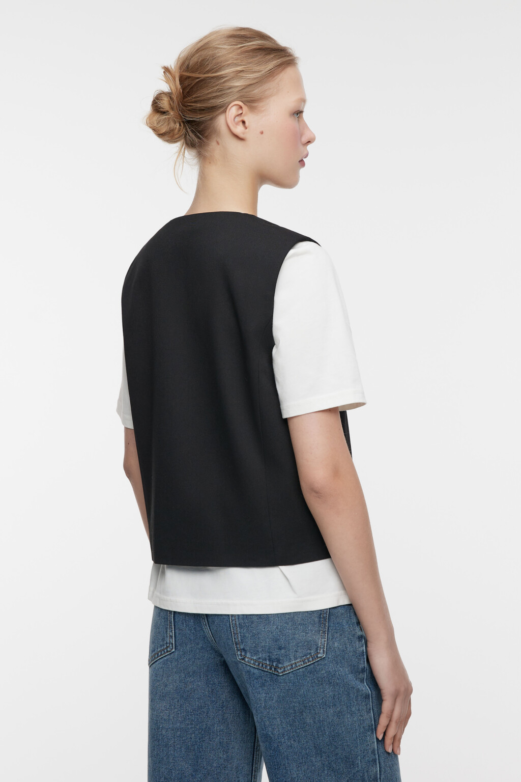 Жилет короткий костюмный с V-образным вырезом - цвет черный - 3