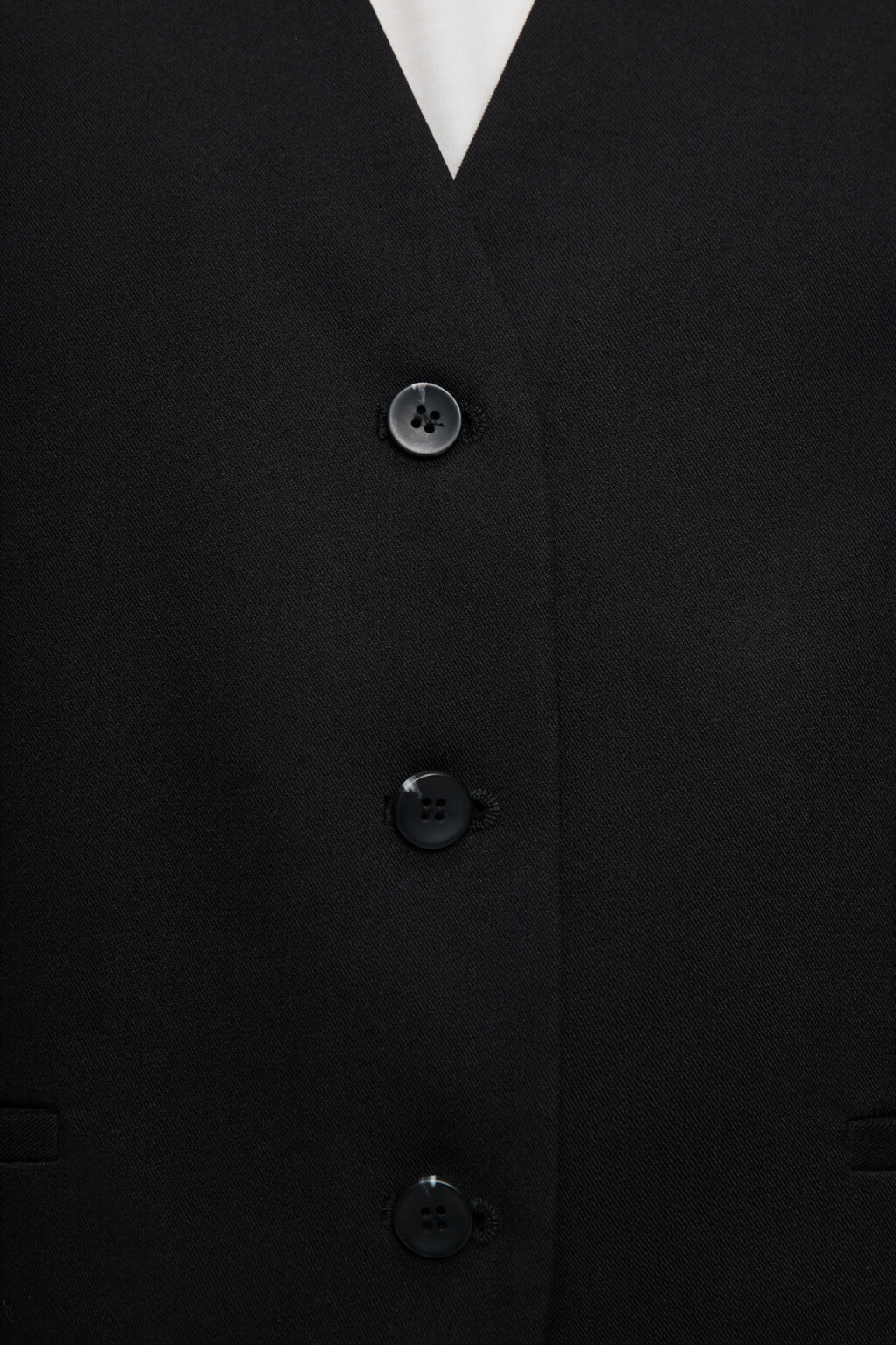 Жилет короткий костюмный с V-образным вырезом - цвет черный - 5