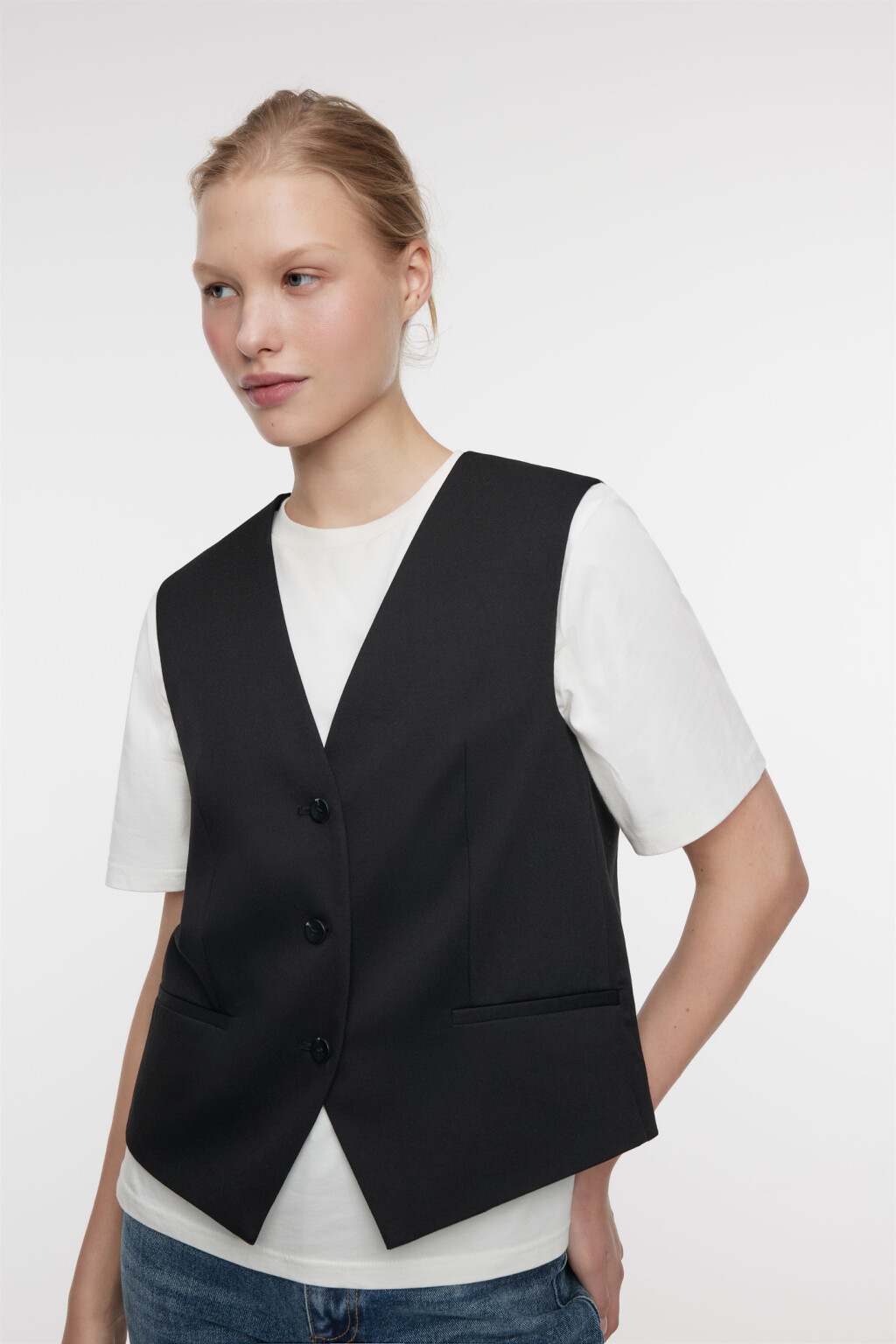 Жилет короткий костюмный с V-образным вырезом - цвет черный - 7