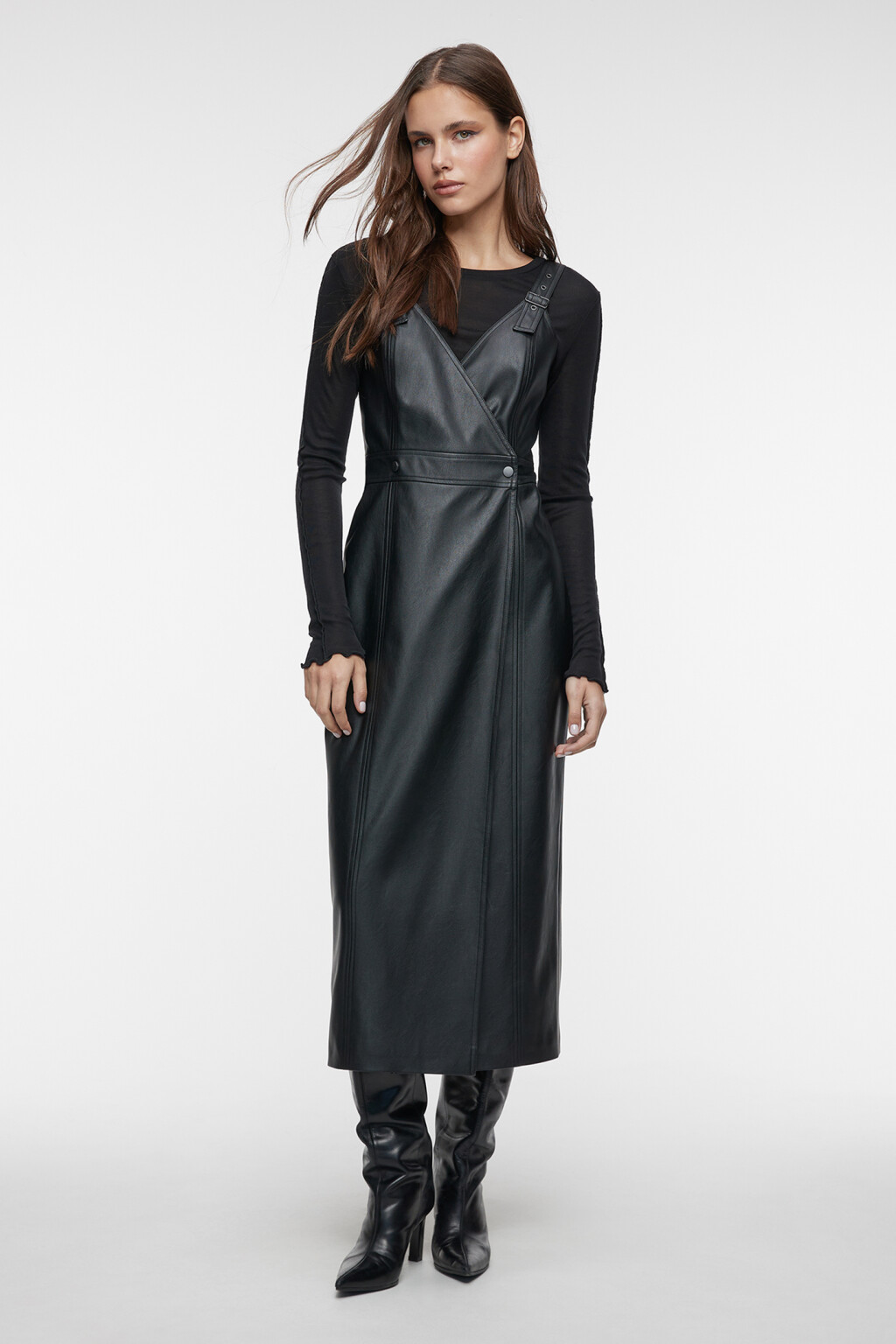 Платье-сарафан миди приталенное с запахом - цвет черный - 4