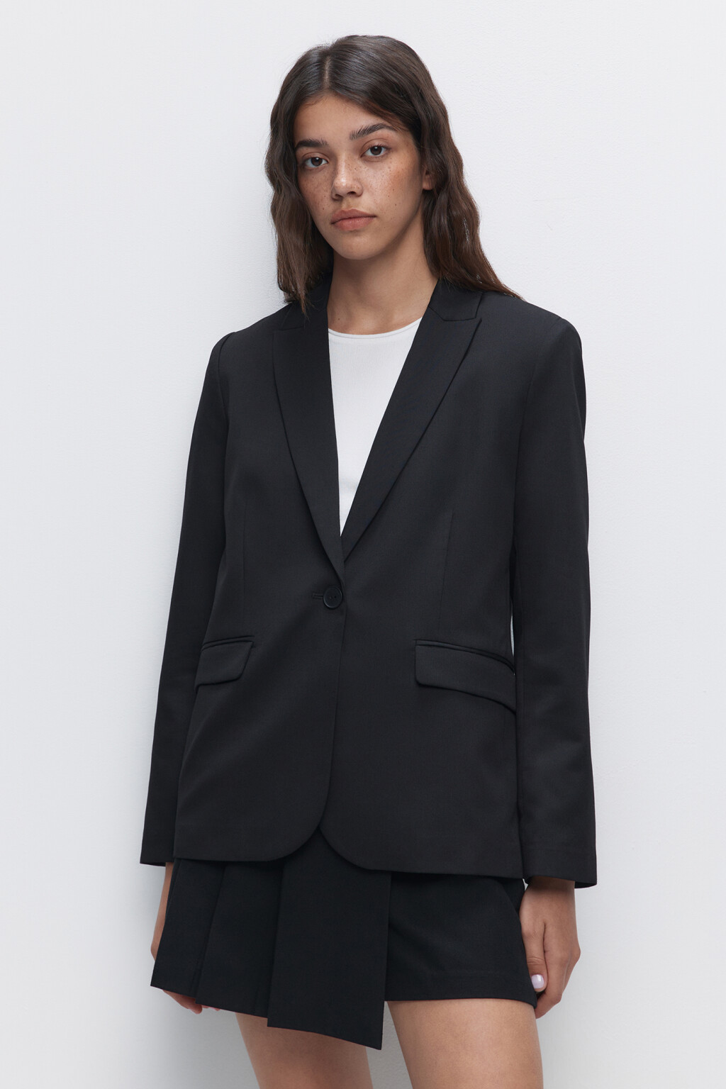 Пиджак прямой однобортный с карманами - цвет черный - 2