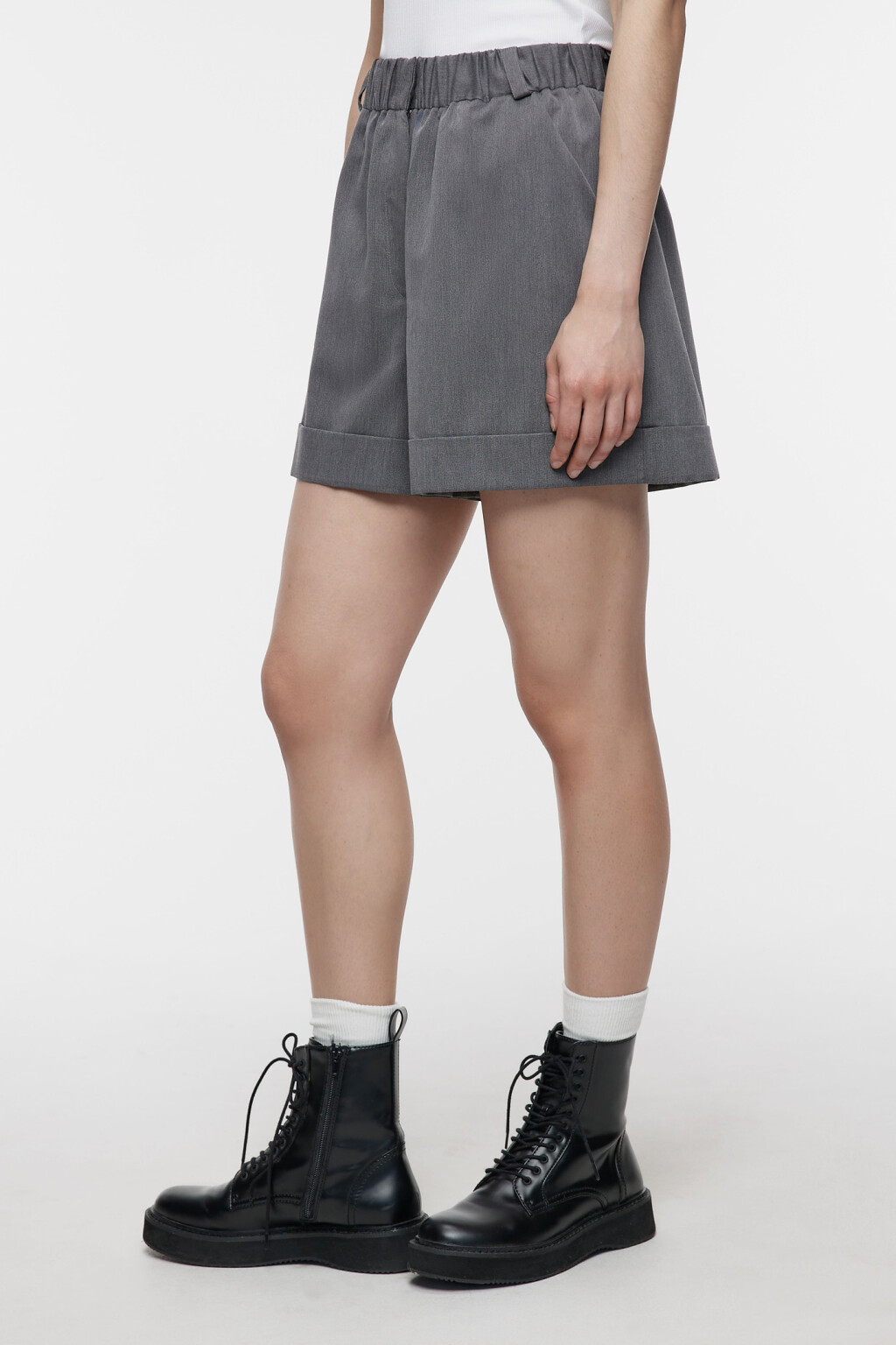 Шорты короткие костюмные с высокой посадкой на резинке - цвет серый - 2