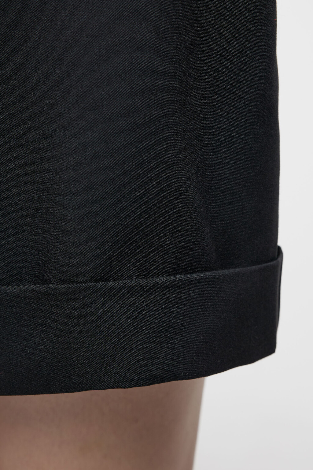 Шорты короткие костюмные с высокой посадкой на резинке - цвет черный - 7