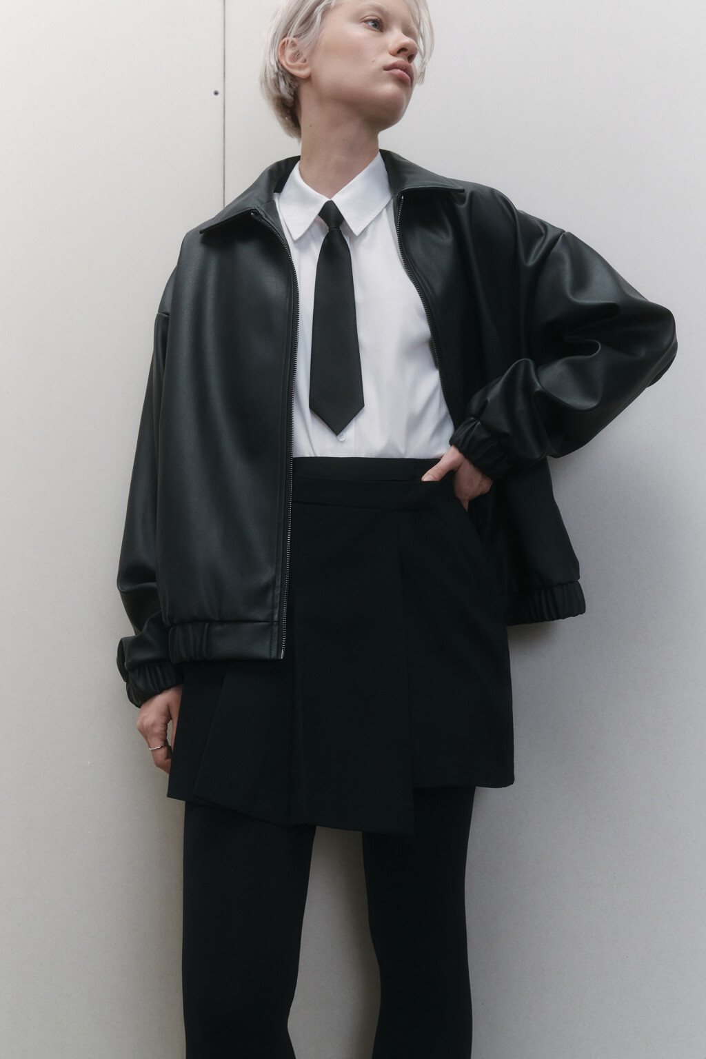 Юбка-шорты костюмная с асимметричным запахом и складками - цвет черный - 7