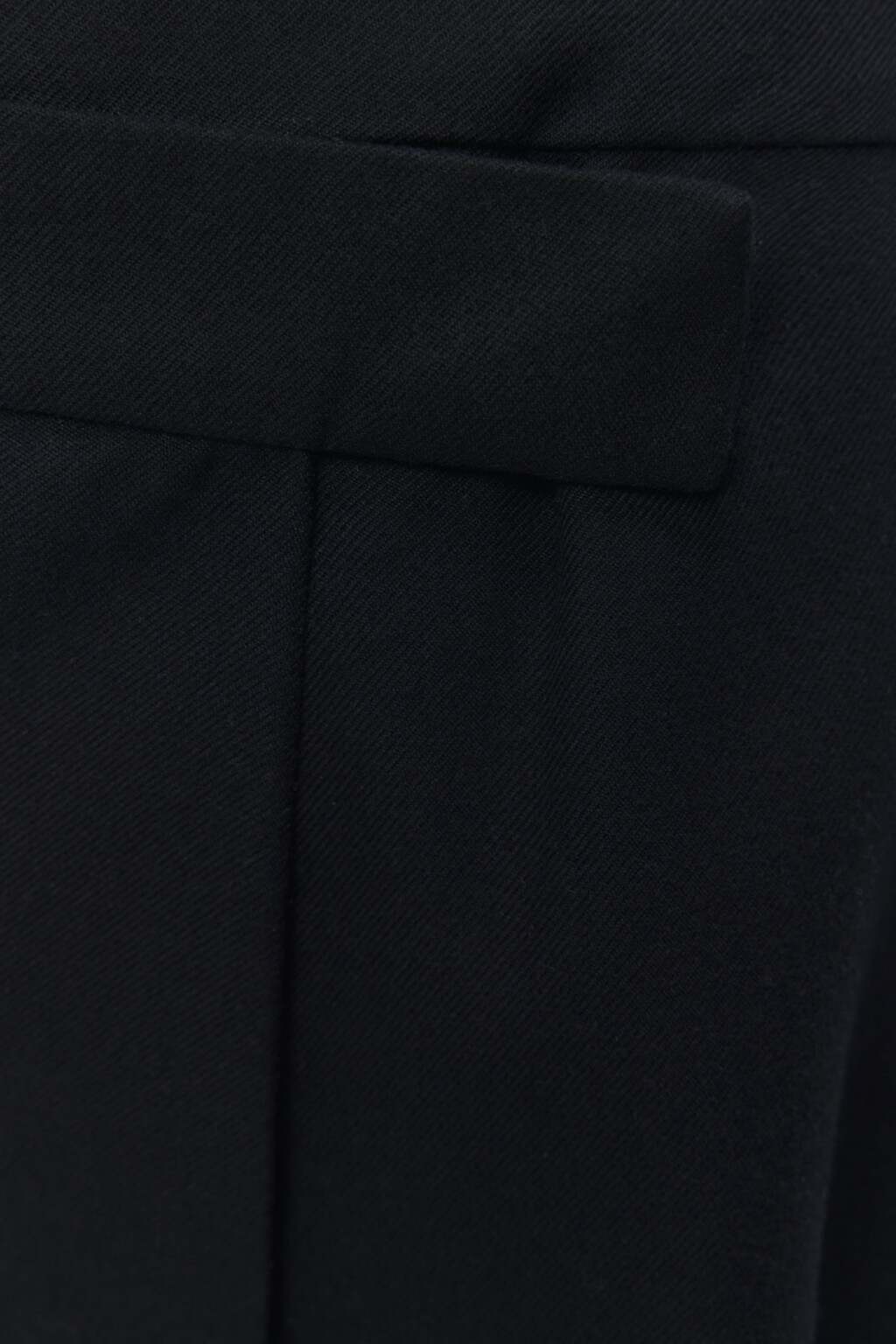 Юбка-шорты костюмная с асимметричным запахом и складками - цвет черный - 5