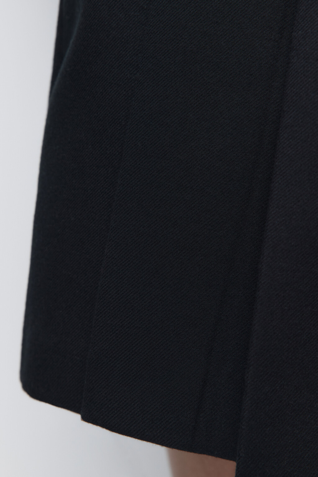 Юбка-шорты костюмная с асимметричным запахом и складками - цвет черный - 6