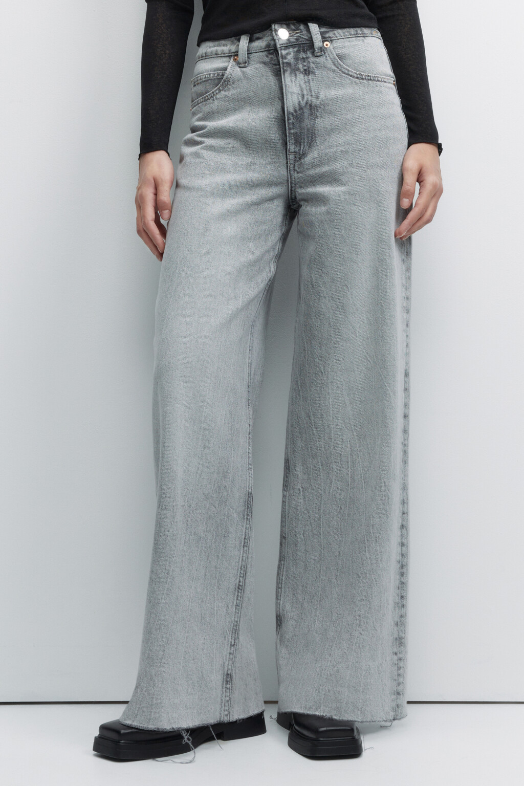 Джинсы широкие с высокой посадкой и открытыми срезами - цвет серый - 4